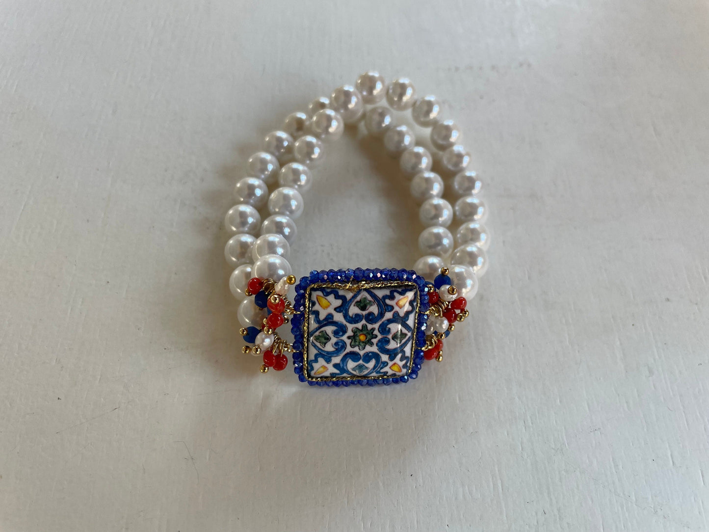 Bracciale elastico, 2 fili di perle, mattonella ceramica di Caltagirone.)