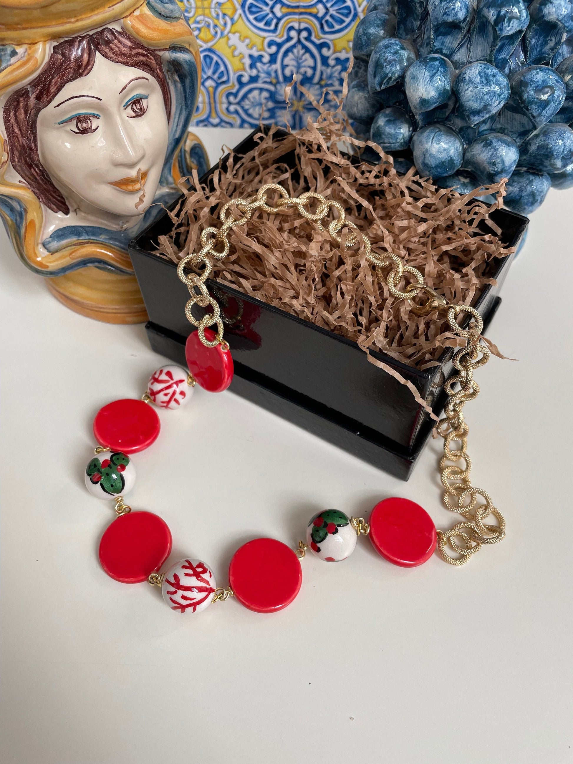 Collana siciliana, composita, catena alluminio, con elementi di ceramica di Caltagirone. collana rossa, regalo per lei.ç