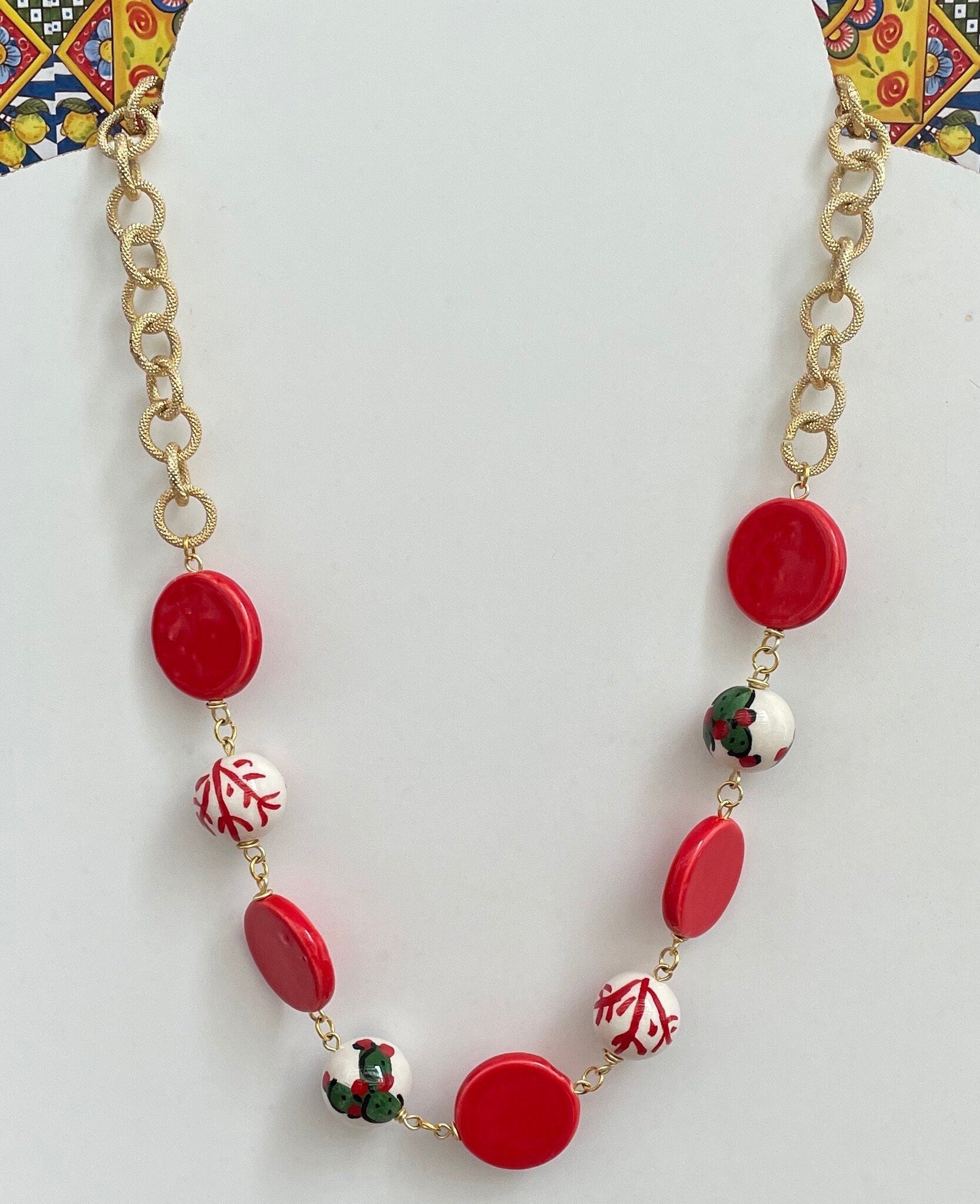 Collana siciliana, composita, catena alluminio, con elementi di ceramica di Caltagirone. collana rossa, regalo per lei.ç