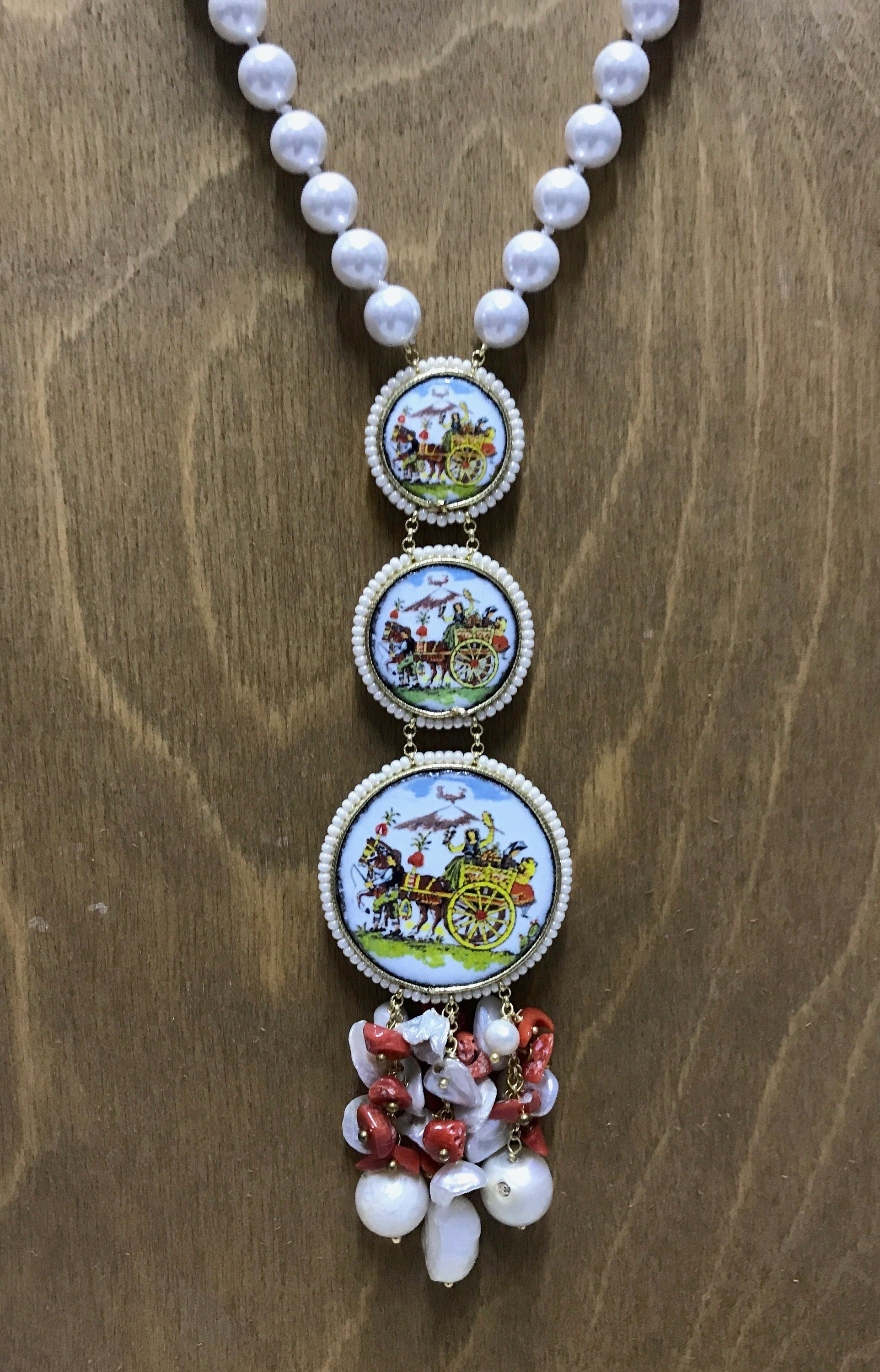 Collana siciliana con filo di perle maiorca e mattonelle tonde di ceramica di Caltagirone. regalo per lei.!