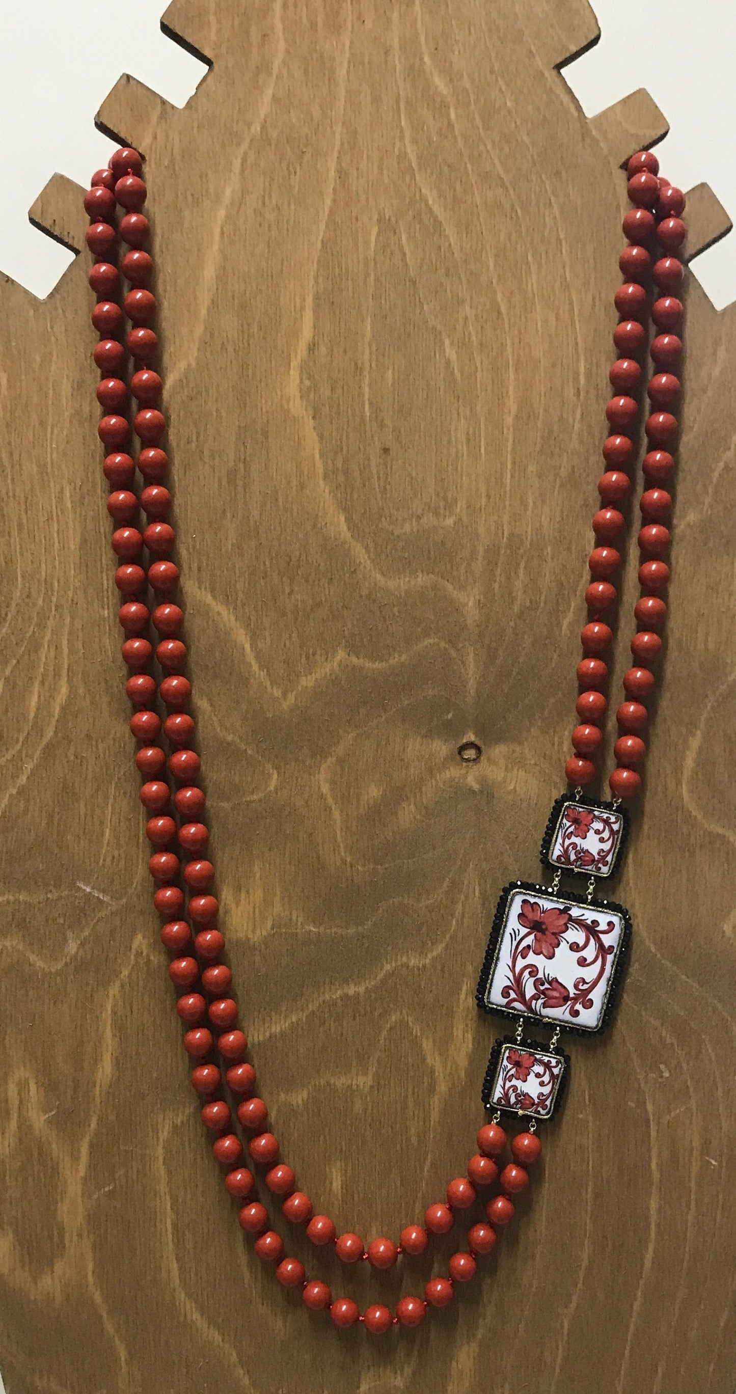 Collana siciliana con perle maiorca rosse e mattonelle in ceramica di Caltagirone, regalo laurea.!