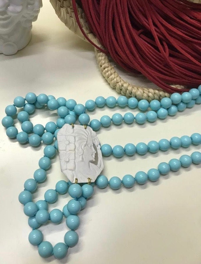 Collana siciliana con due fili di perle turchesi e cammeo di conchiglia sardonica. regalo per lei.|