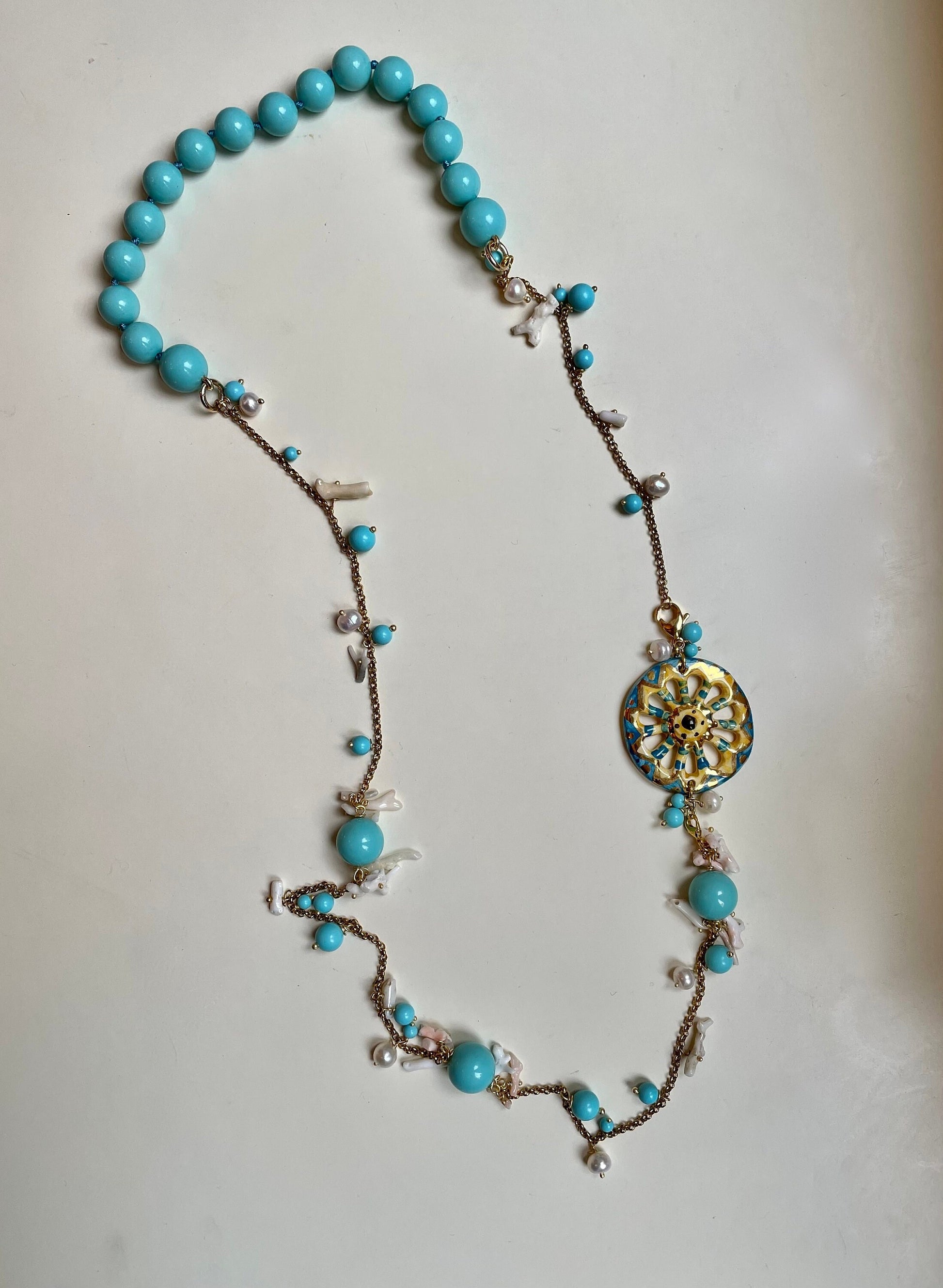 Collana composita, perle turchesi, perle di fiume, corallo rosa, ruota di carretto in ceramica di Caltagirone. regalo per lei.ç