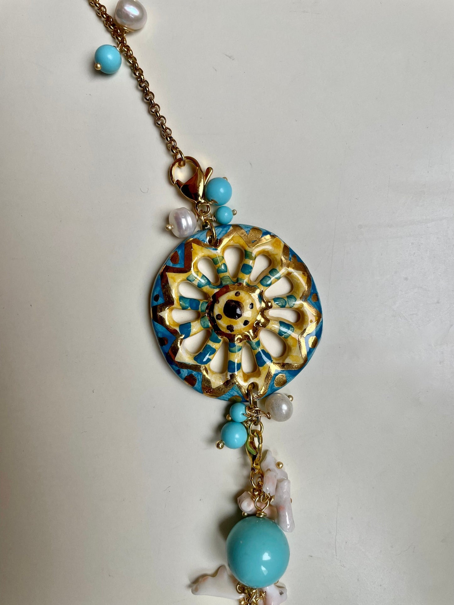 Collana composita, perle turchesi, perle di fiume, corallo rosa, ruota di carretto in ceramica di Caltagirone. regalo per lei.ç