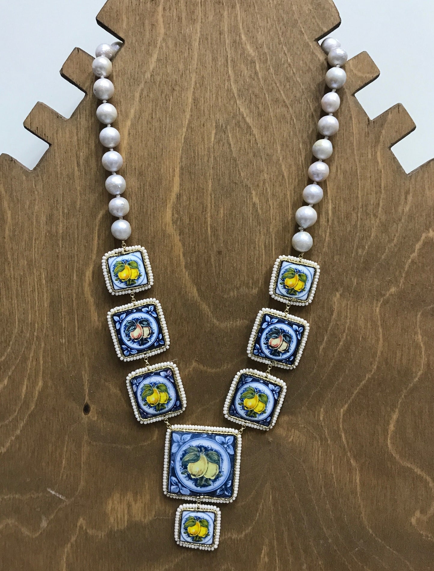 Collana siciliana con filo di perle e mattonelle in ceramica di Caltagirone, collana perle barocche, collana con limoni.!