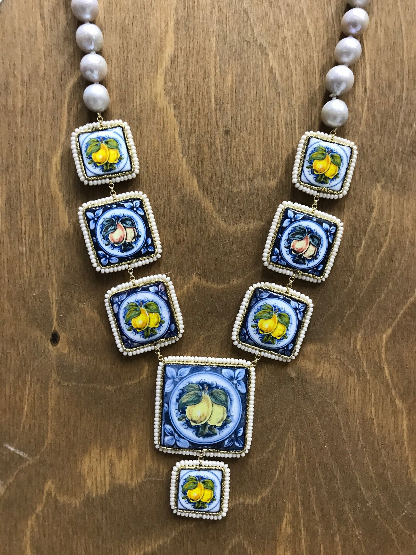 Collana siciliana con filo di perle e mattonelle in ceramica di Caltagirone, collana perle barocche, collana con limoni.!