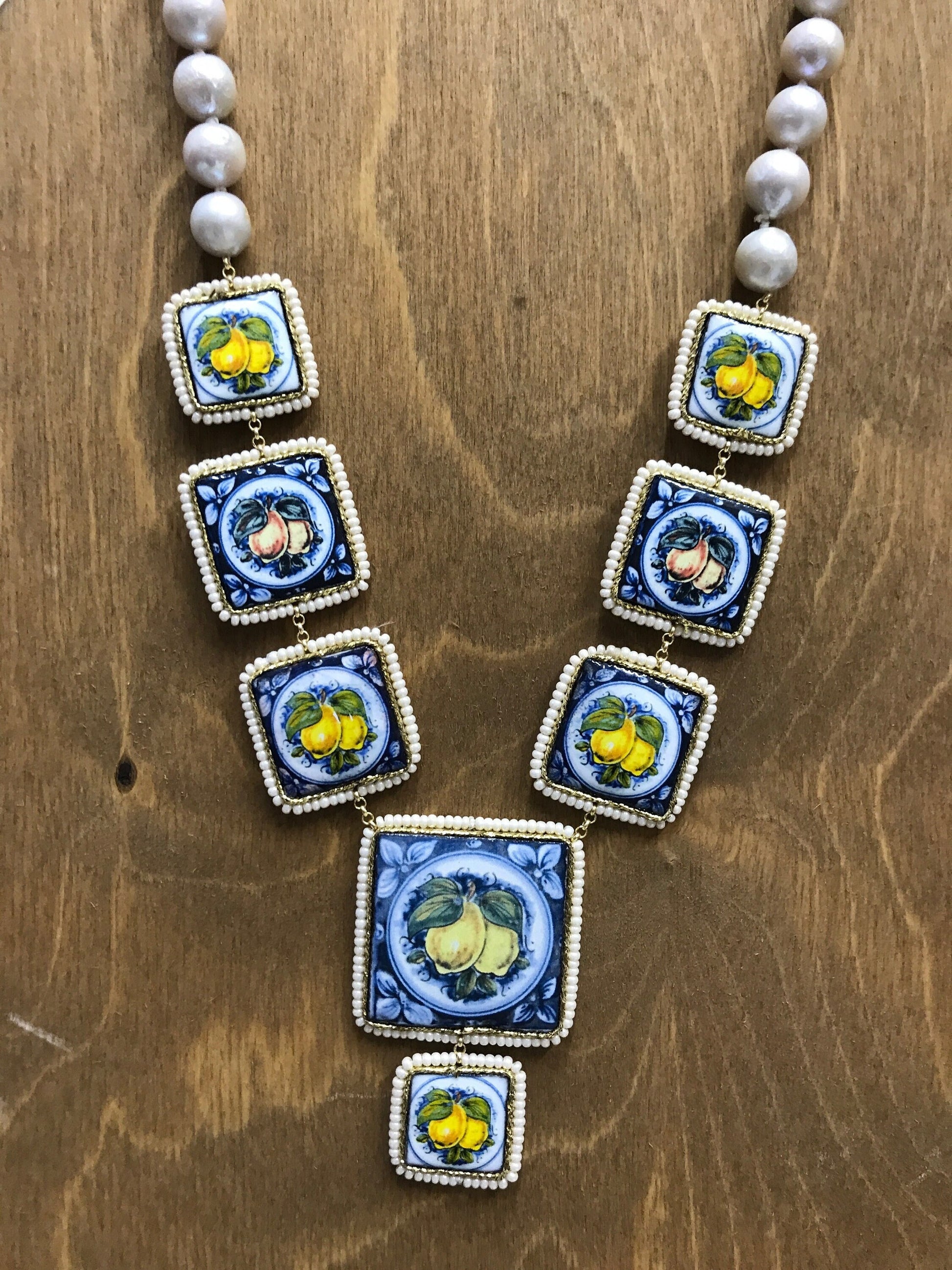 Collana siciliana con filo di perle e mattonelle in ceramica di Caltagirone, collana perle barocche, collana con limoni.!