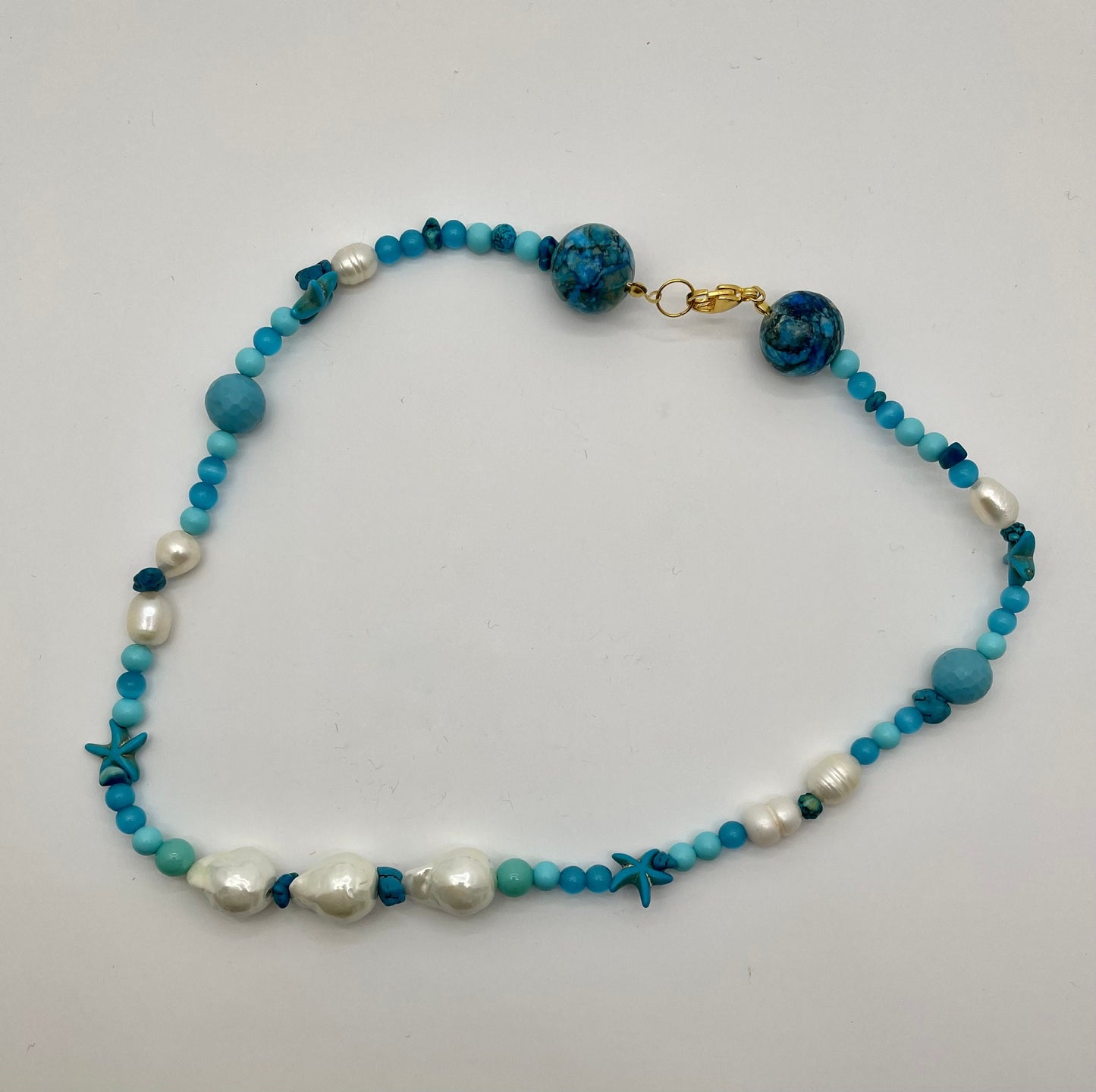 Collana corta, variazioni del blu, sodalite, collana ragazza, perle maiorca.&