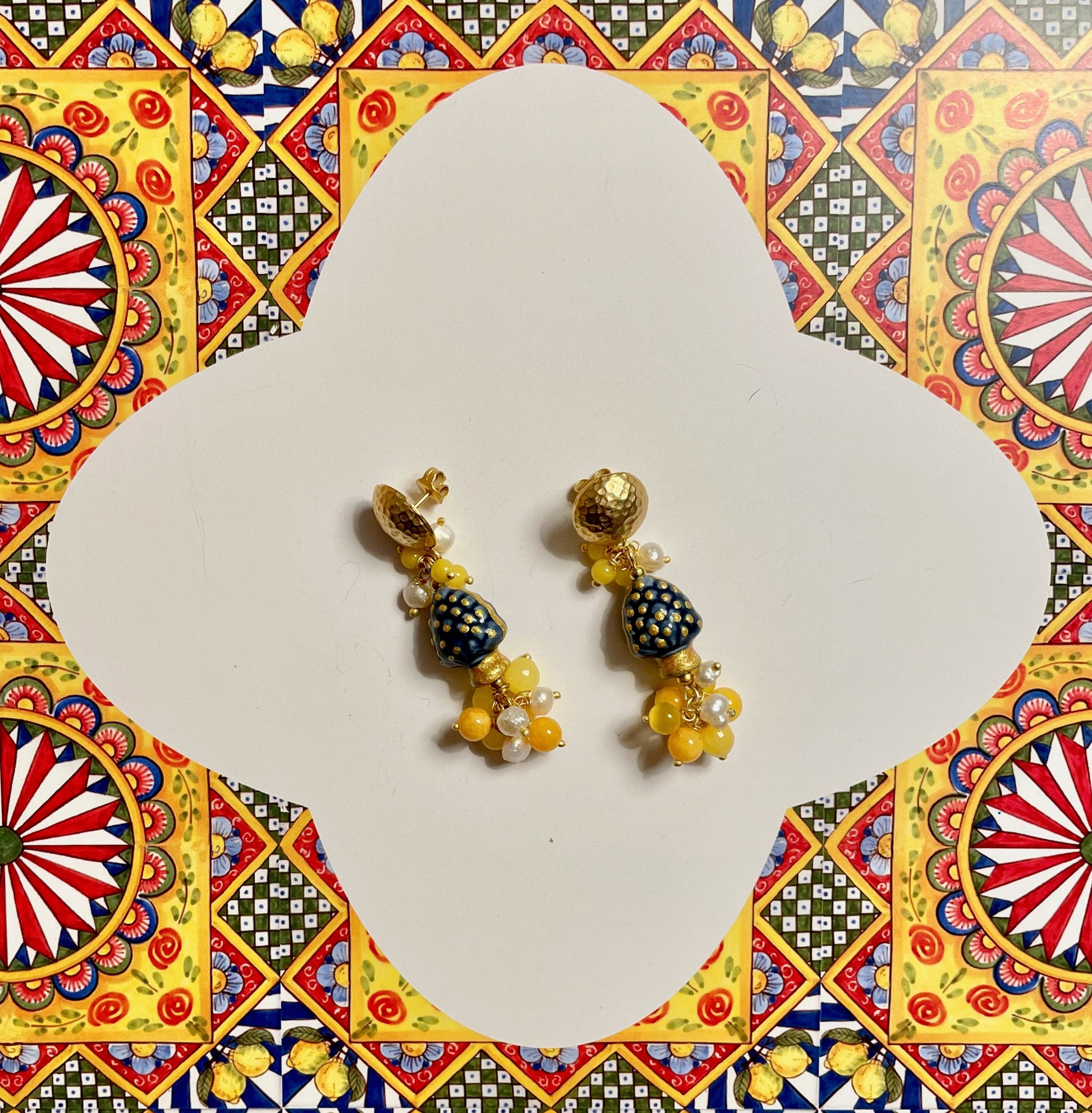 Orecchini pendenti con pigne di ceramica di Caltagirone, ottone, grappolo di pietre dure e perle di fiume §