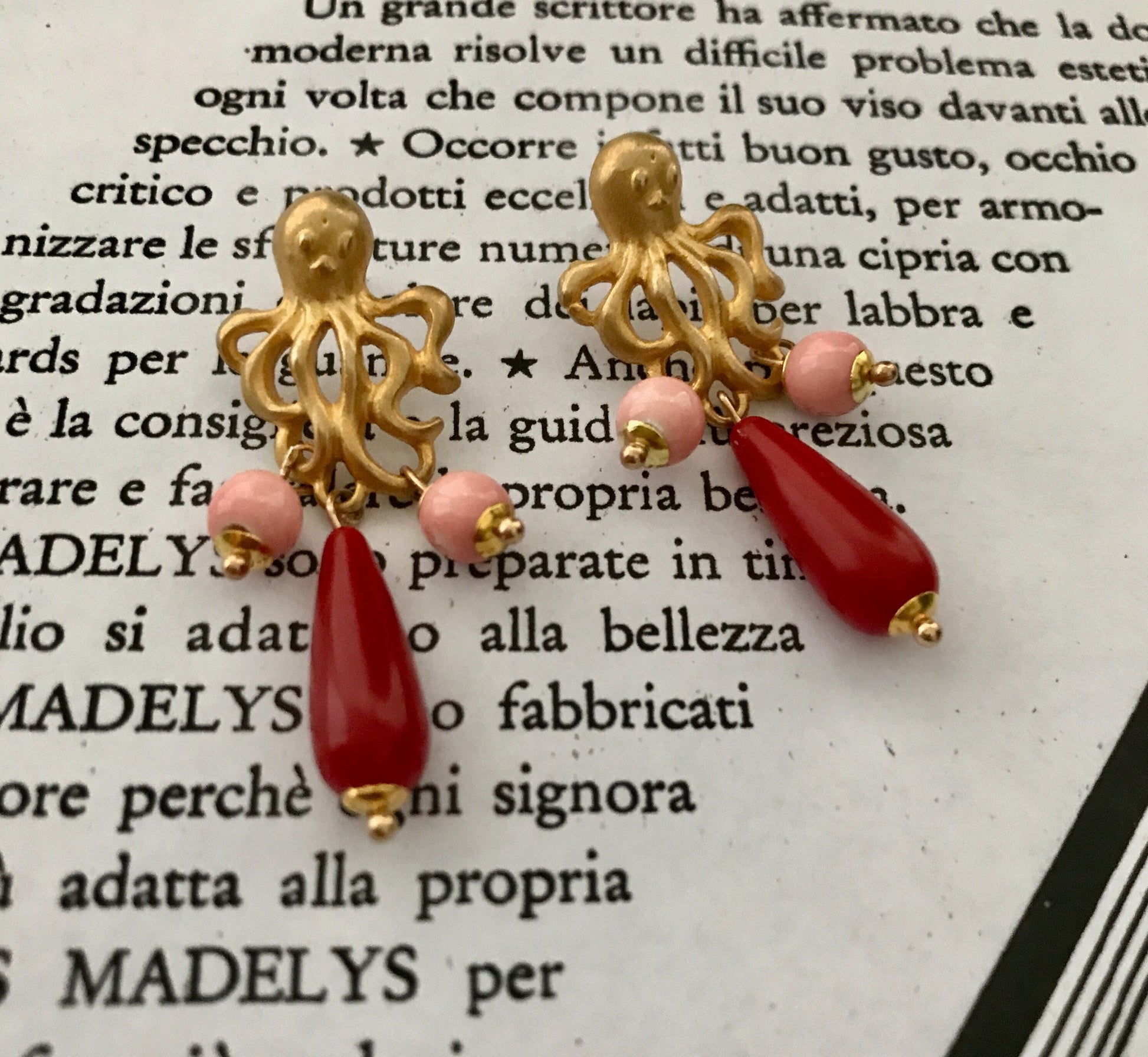 Orecchini con polipo, perle rosse e rosa §