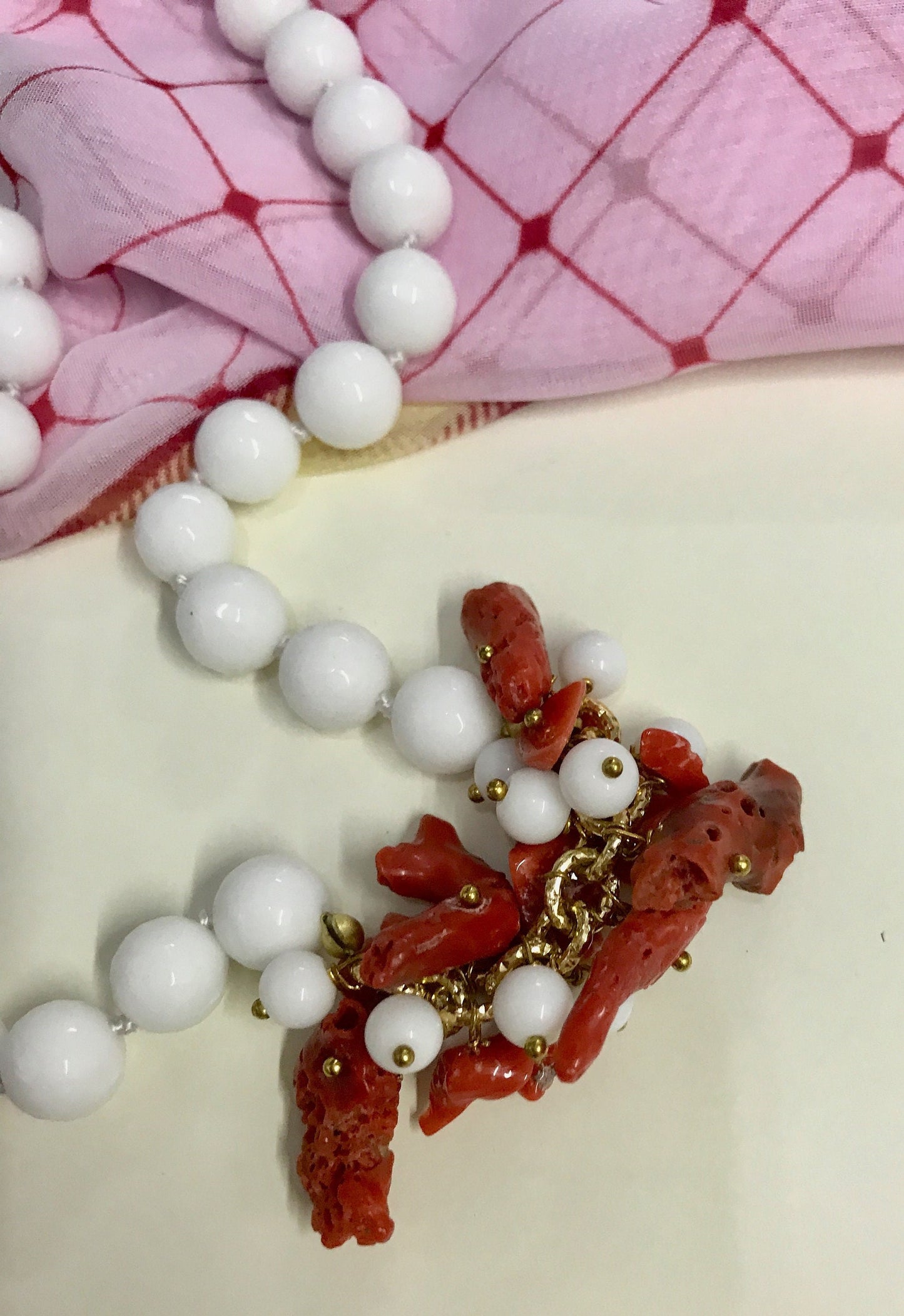 Collana siciliana con perle in agata bianca e pezzi di corallo. regalo per lei&