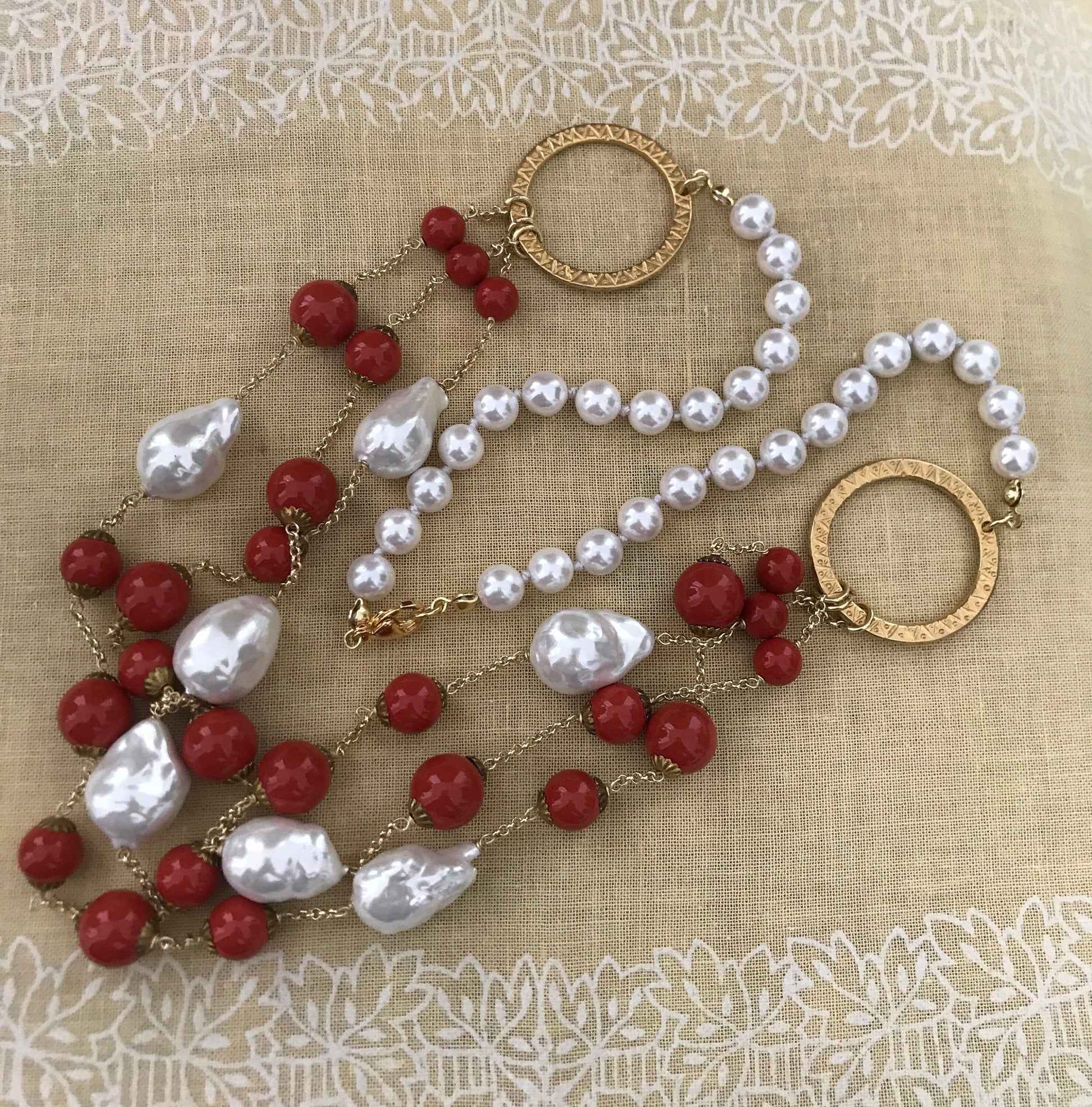 Collana siciliana, filo di perle maiorca, tre fili con corallo bambù e perle scaramazze.&