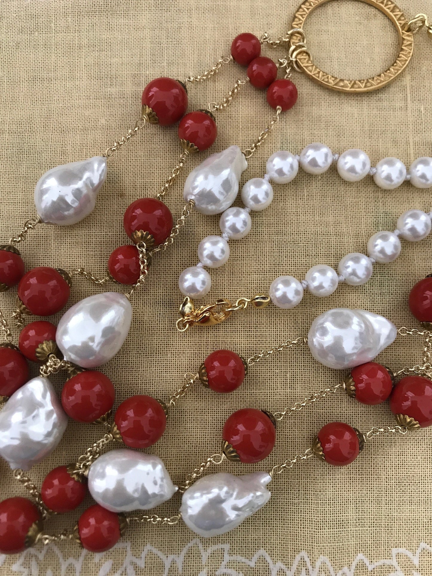 Collana siciliana, filo di perle maiorca, tre fili con corallo bambù e perle scaramazze.&