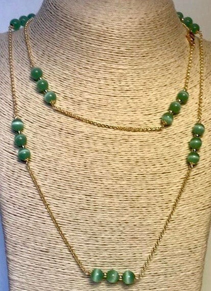 Collana lunga con catena dorata, perle occhio di gatto verde e ciondolo corno in ceramica di Caltagirone.ç