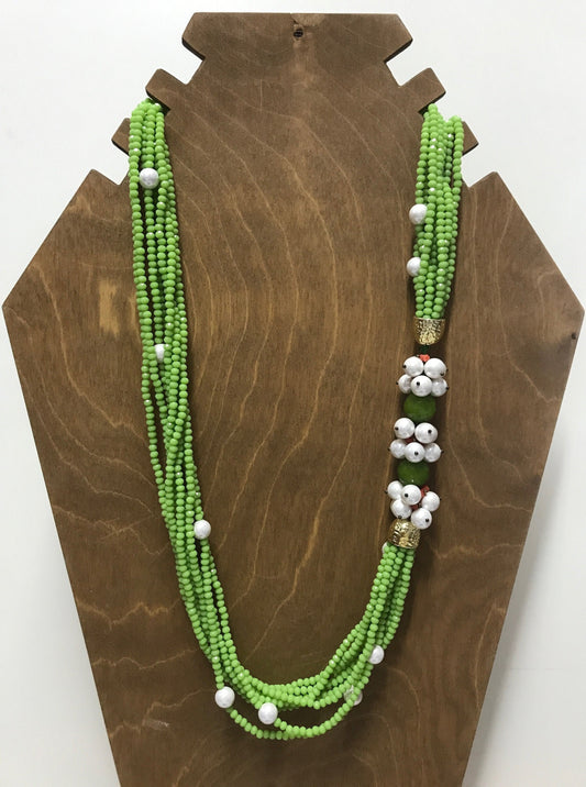 Collana lunga con sette fili di cristalli verdi e intreccio di perle di fiume e agata verde&