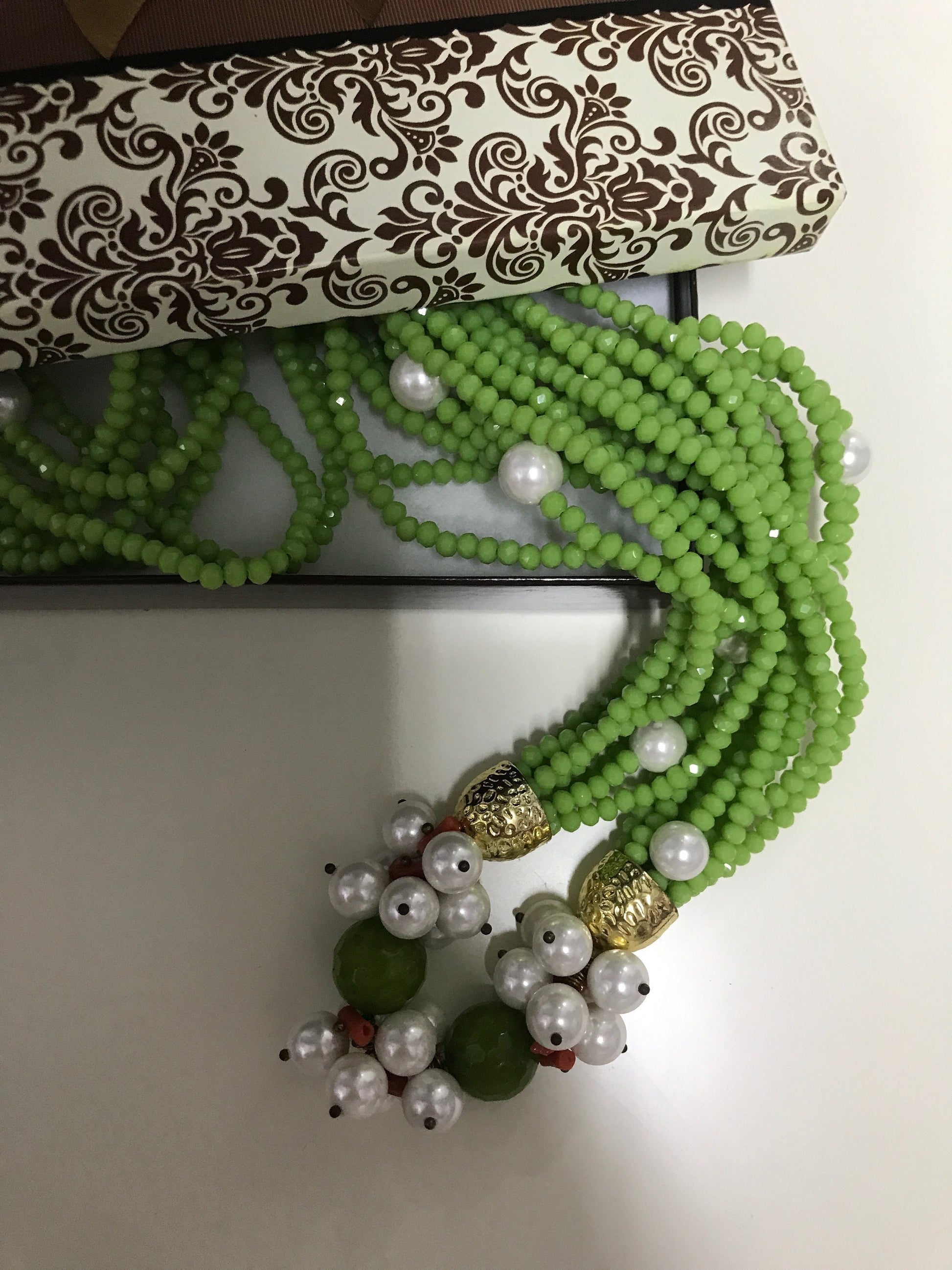 Collana lunga con sette fili di cristalli verdi e intreccio di perle di fiume e agata verde&