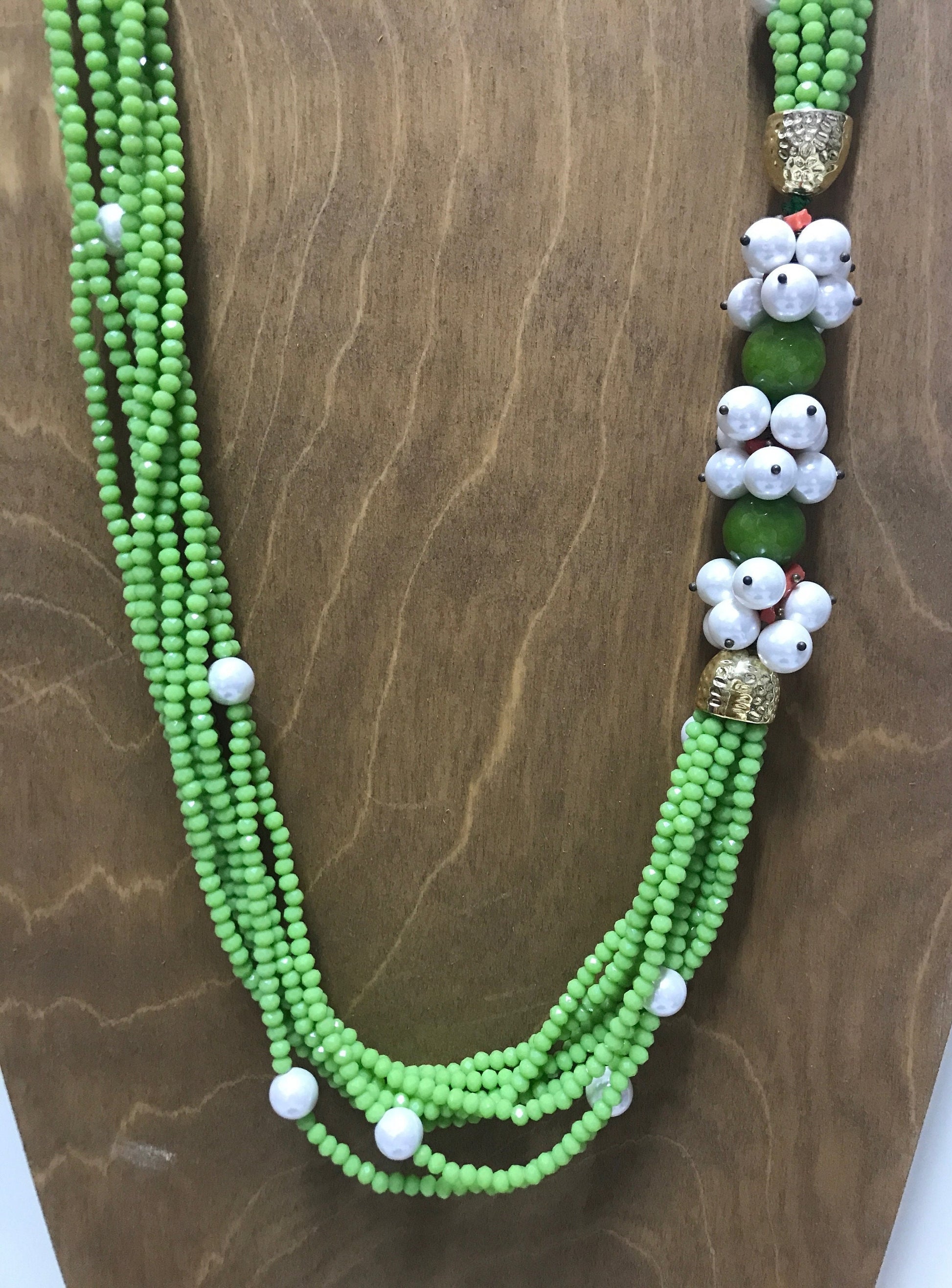 Collana lunga con sette fili di cristalli verdi e intreccio di perle di fiume e agata verde&