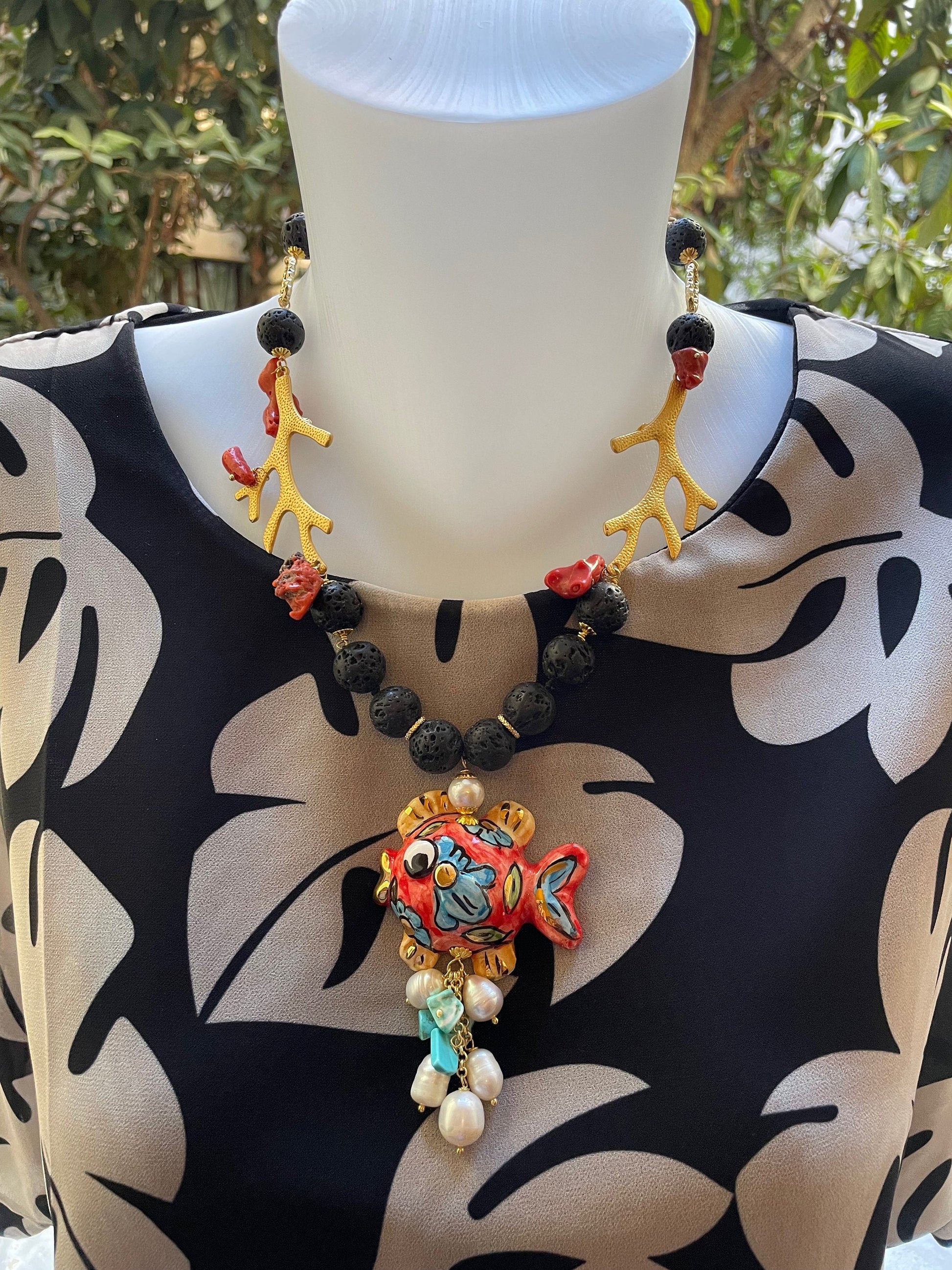 Collana siciliana con lava, rami corallo in ottone e pesce in ceramica di Caltagirone.ç