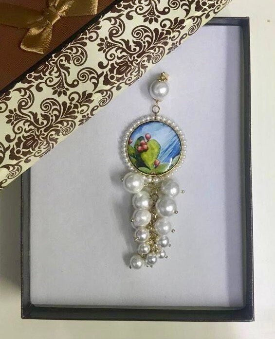 Ciondolo siciliano, mattonella di ceramica di Caltagirone, microperle di fiume e perle maiorca bianche. collana con pendente@