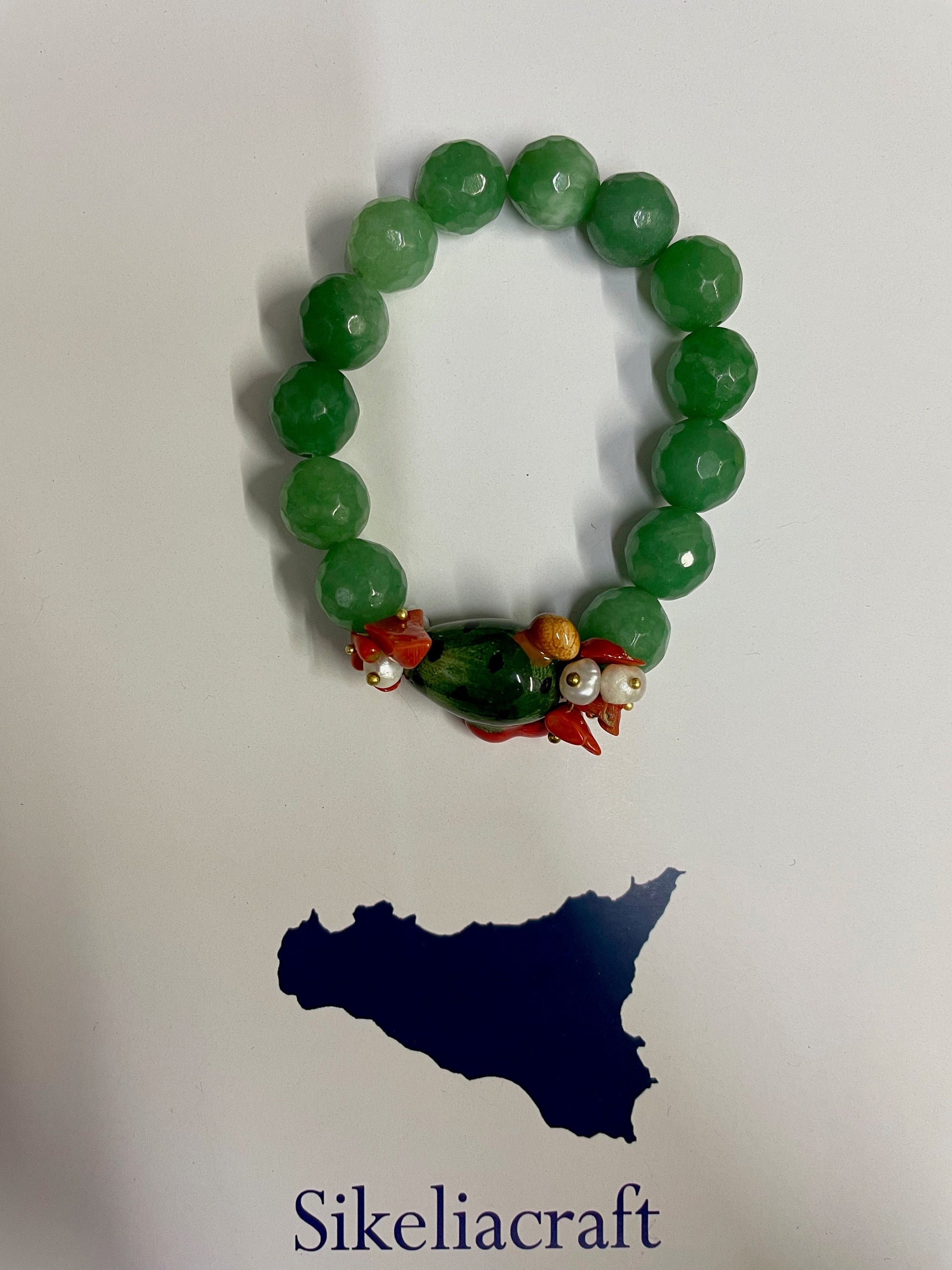 Bracciale Sikelia, Bracciale elastico, perle di agata verde, fico d'india in ceramica di Caltagirone. regalo ragazza.