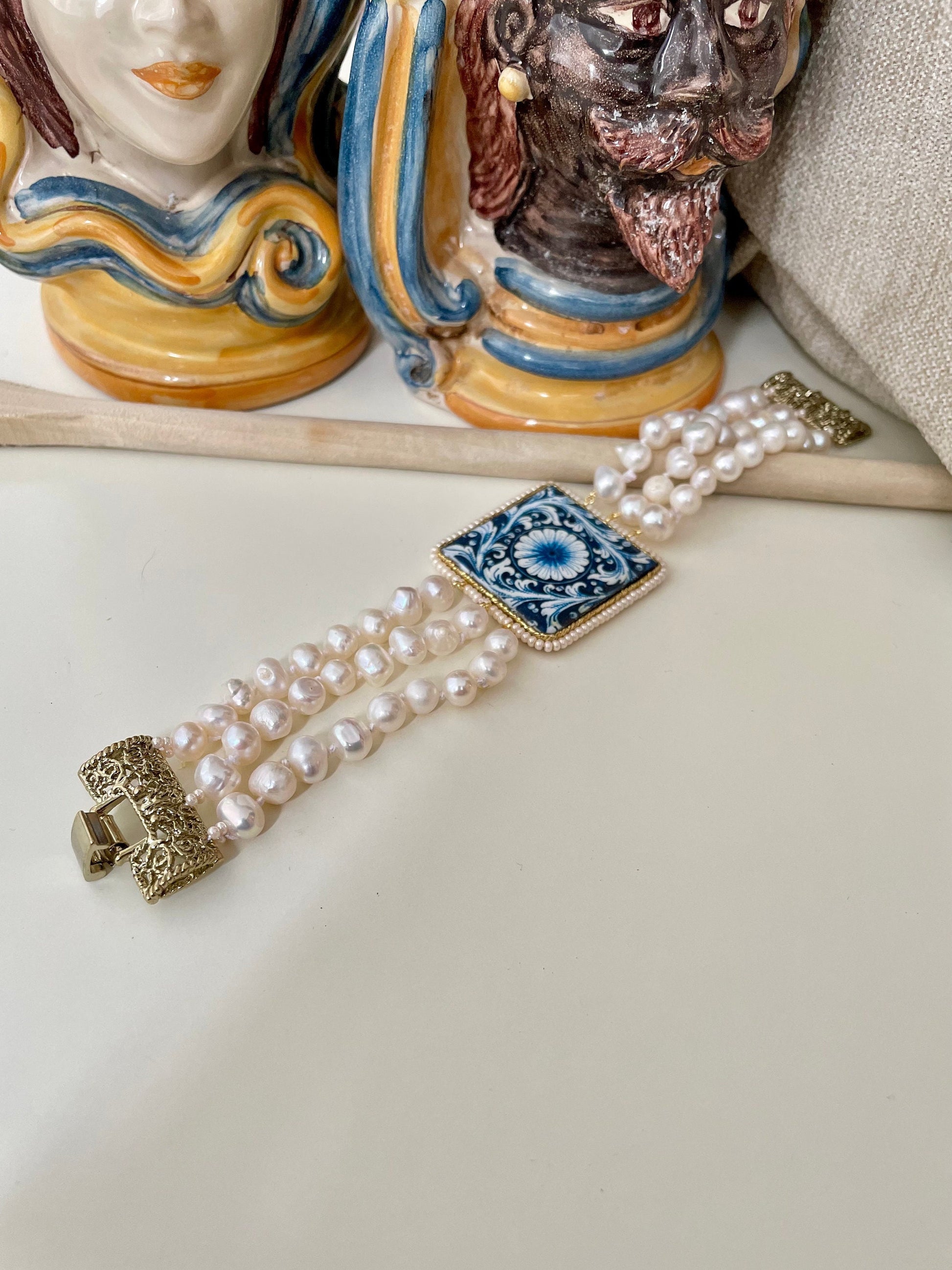 Bracciali con tre fili di perle di fiume, bracciale mattonella ceramica di Caltagirone, chiusura ottone filigranata. Regalo per lei.