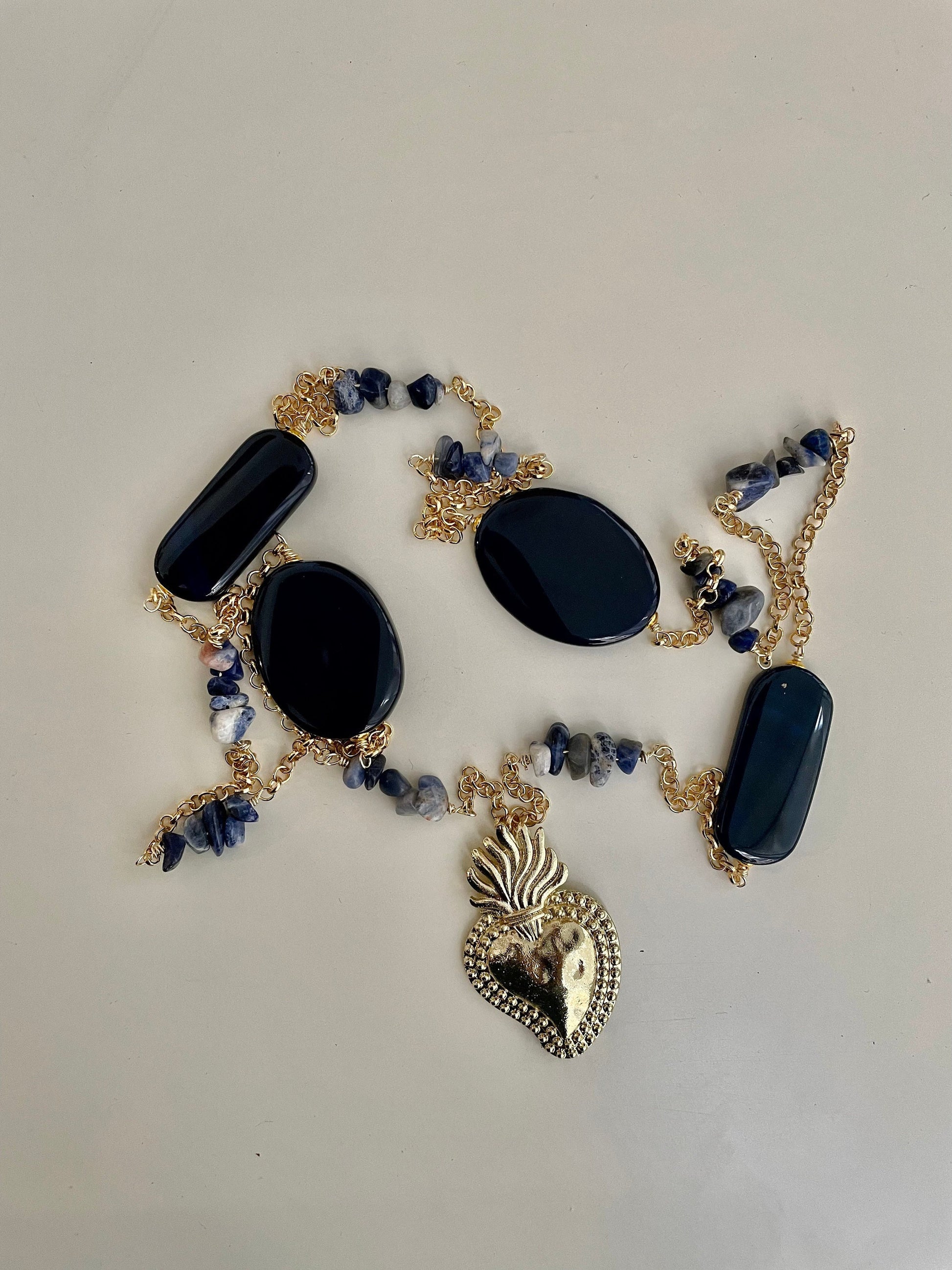 Collana lunga con catena ottone dorato, pietre blu e ciondolo cuore.ç