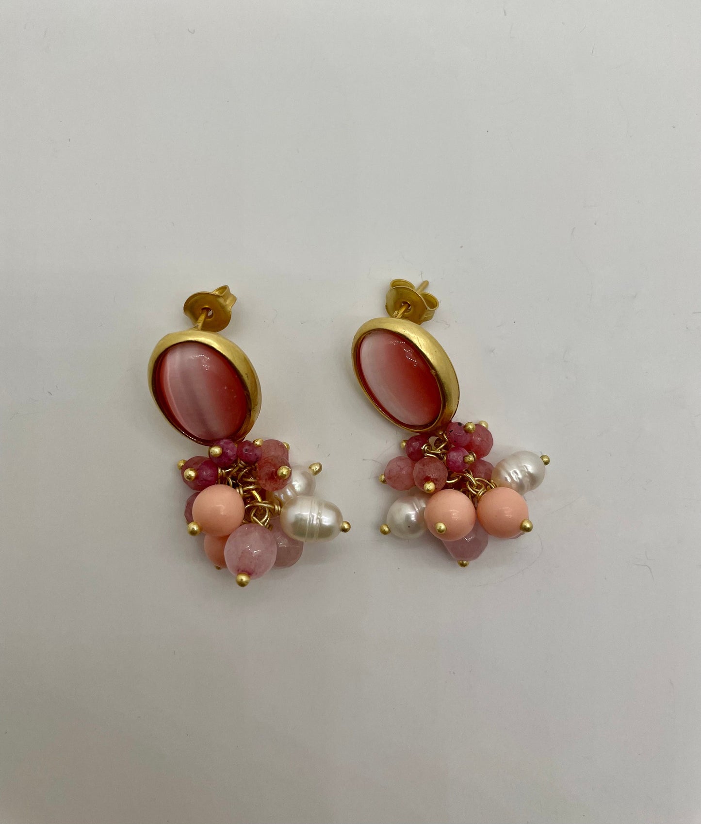 Orecchini con perno ovale in ottone e occhio di gatto, grappolo di pietre dure e perle di fiume, orecchini rosa. regalo per lei.(