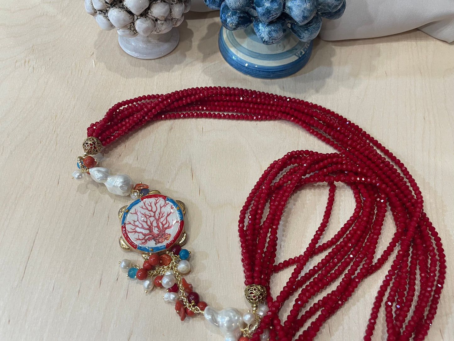 Collana multifilo con cristalli, collana lunga con tamburello di ceramica di Caltagirone, perle scaramazze e pietre dure.ç