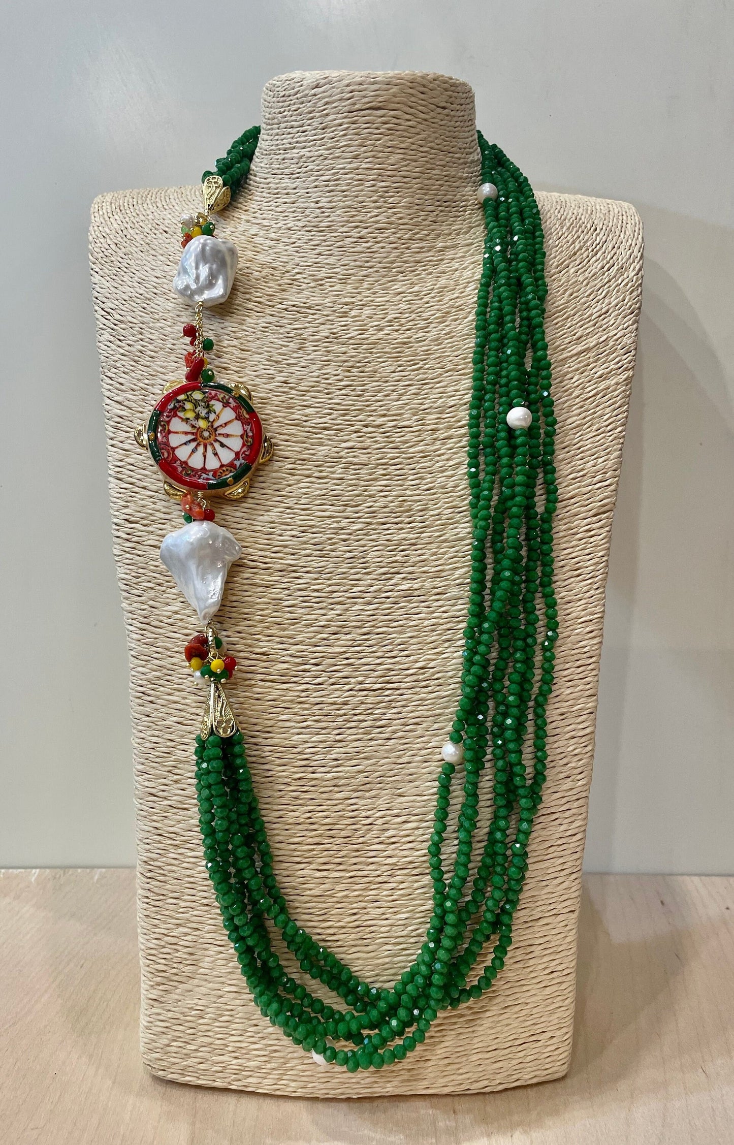 Collana lunga, multifilo con cristalli, tamburello di ceramica di Caltagirone, perle scaramazze e pietre dure.ç