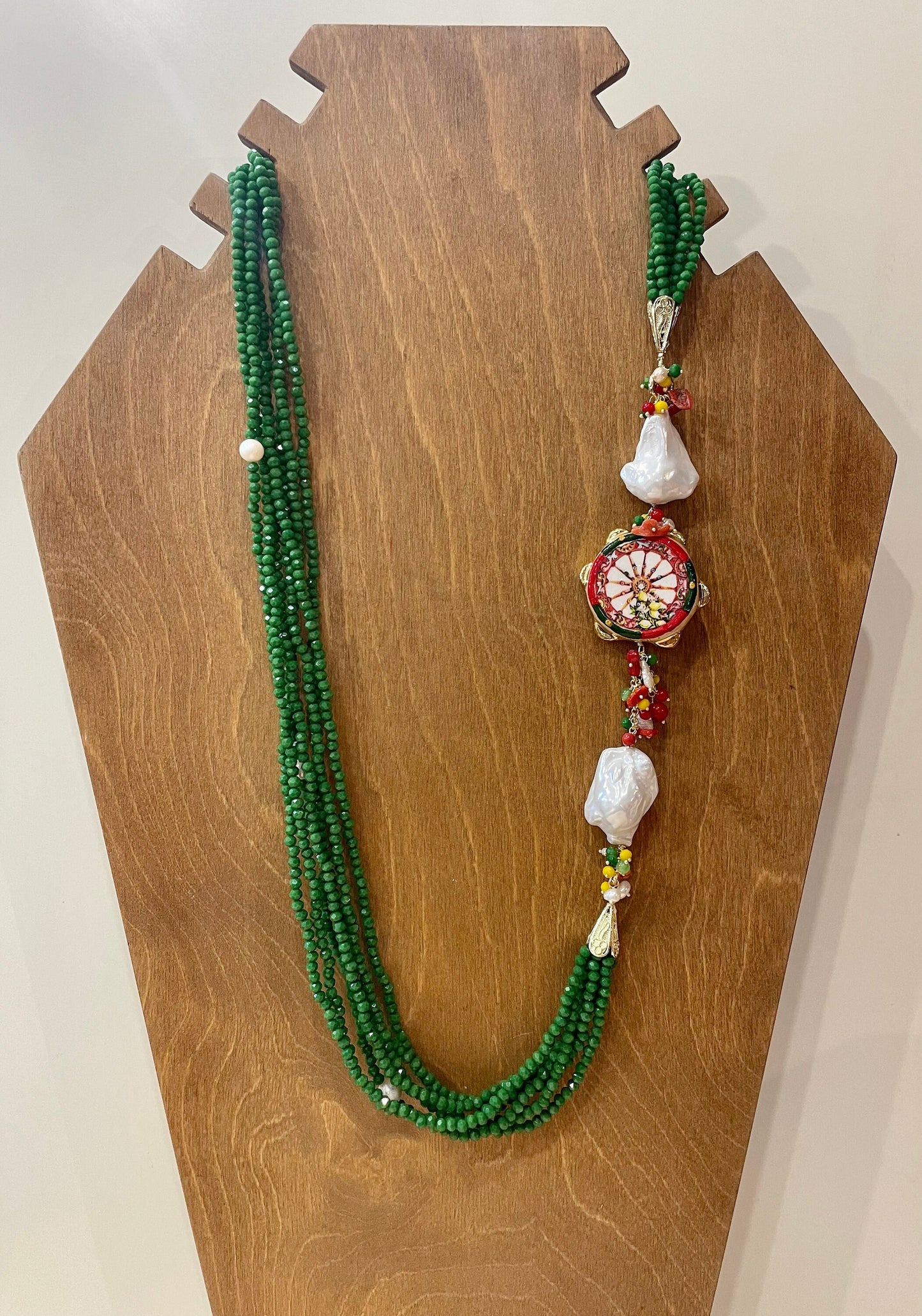 Collana lunga, multifilo con cristalli, tamburello di ceramica di Caltagirone, perle scaramazze e pietre dure.ç