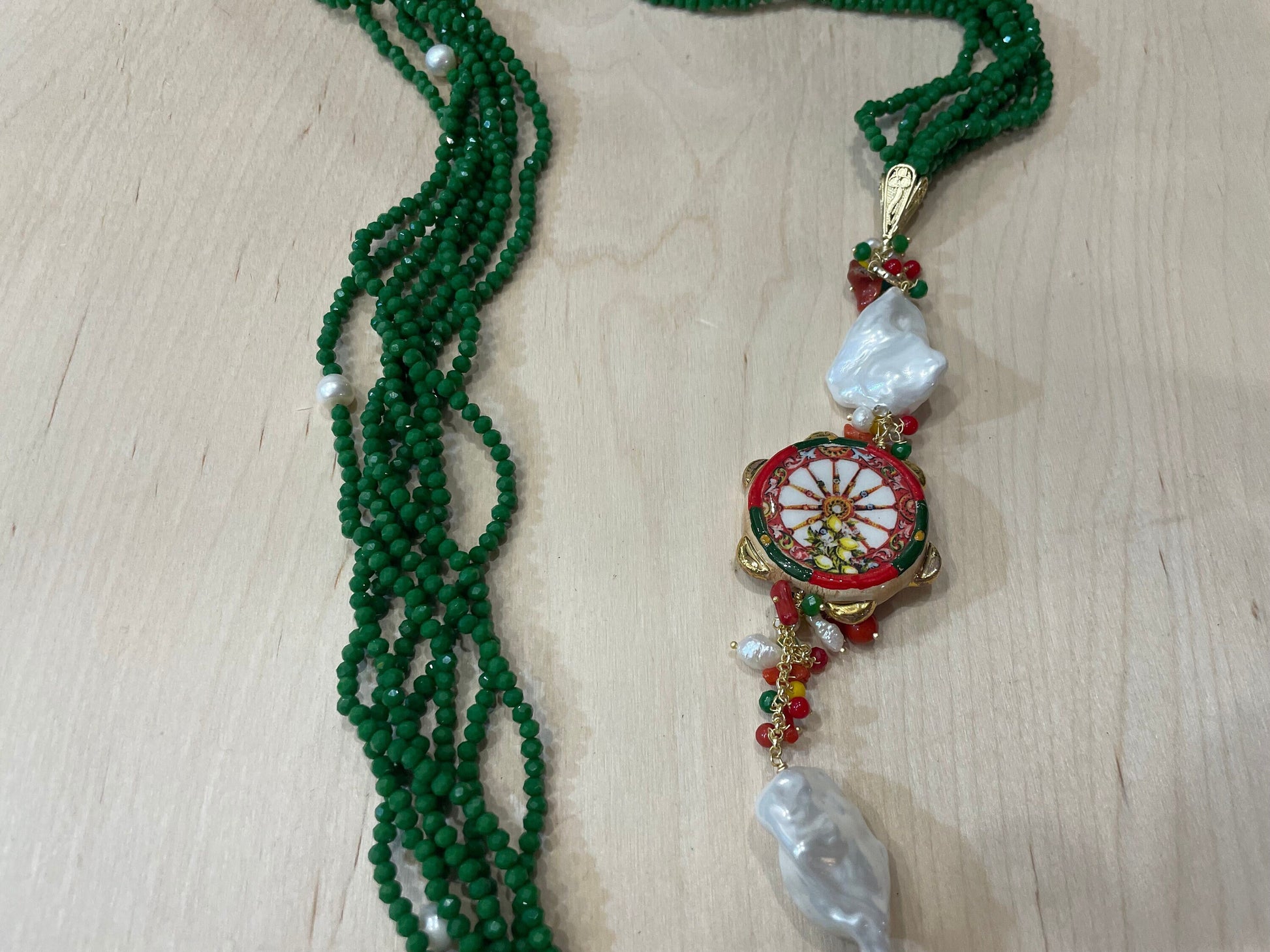 Collana lunga, multifilo con cristalli, tamburello di ceramica di Caltagirone, perle scaramazze e pietre dure.ç