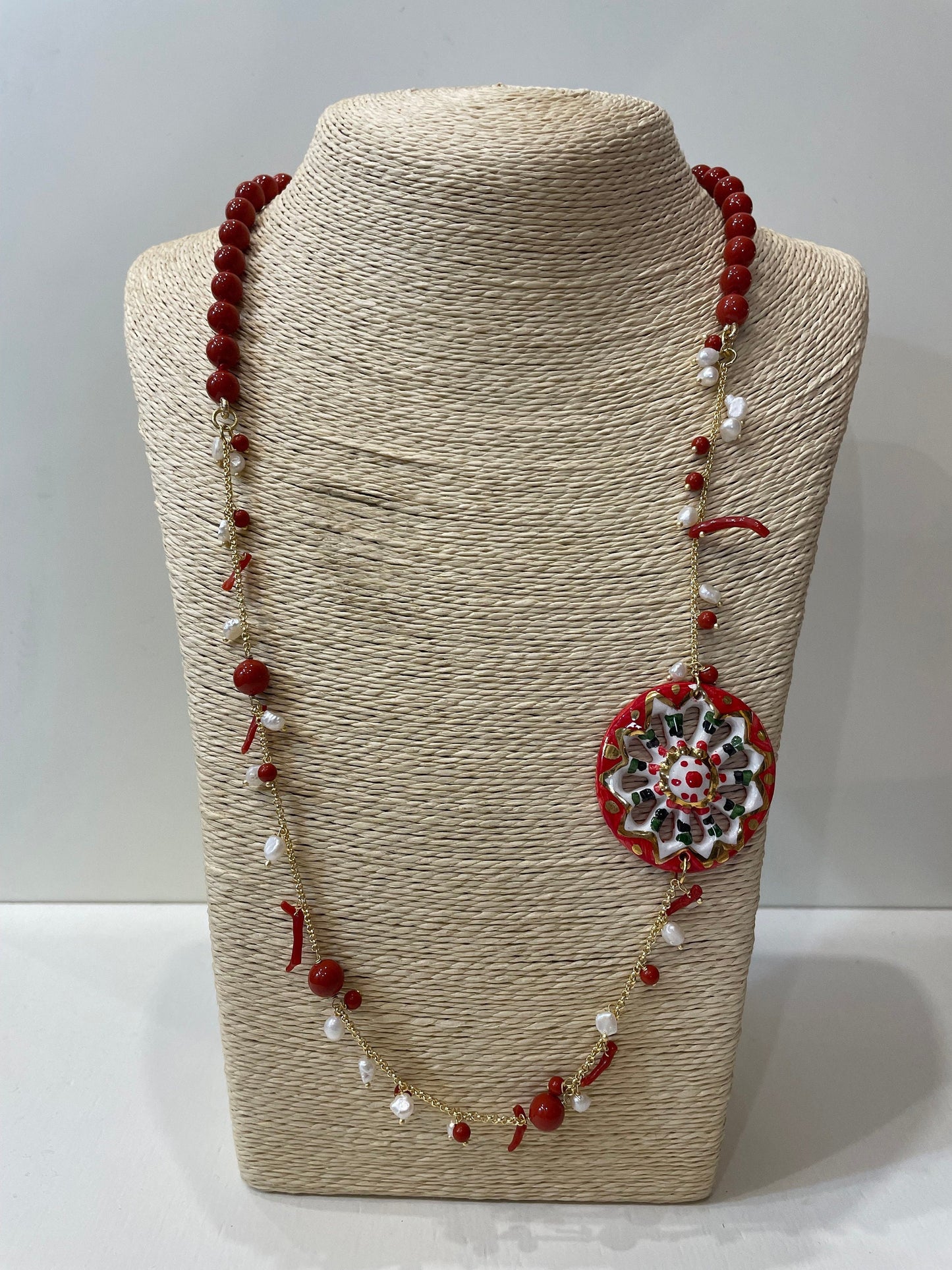 Collana siciliana con ruota di carretto in ceramica di Caltagirone, perle maiorca rosse e corallo. regalo per lei.ç