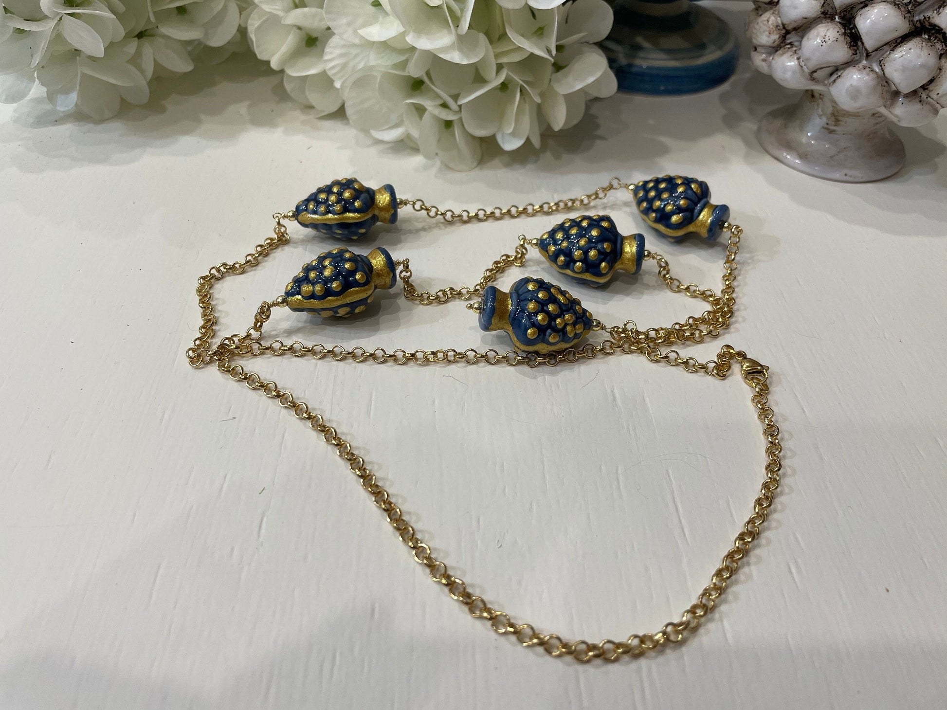 Collana siciliana, catena a maglia rolò e 5 pigne di ceramica di Caltagirone blu. regalo per lei.ç