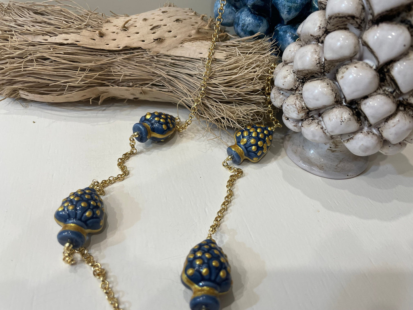 Collana siciliana, catena a maglia rolò e 5 pigne di ceramica di Caltagirone blu. regalo per lei.ç