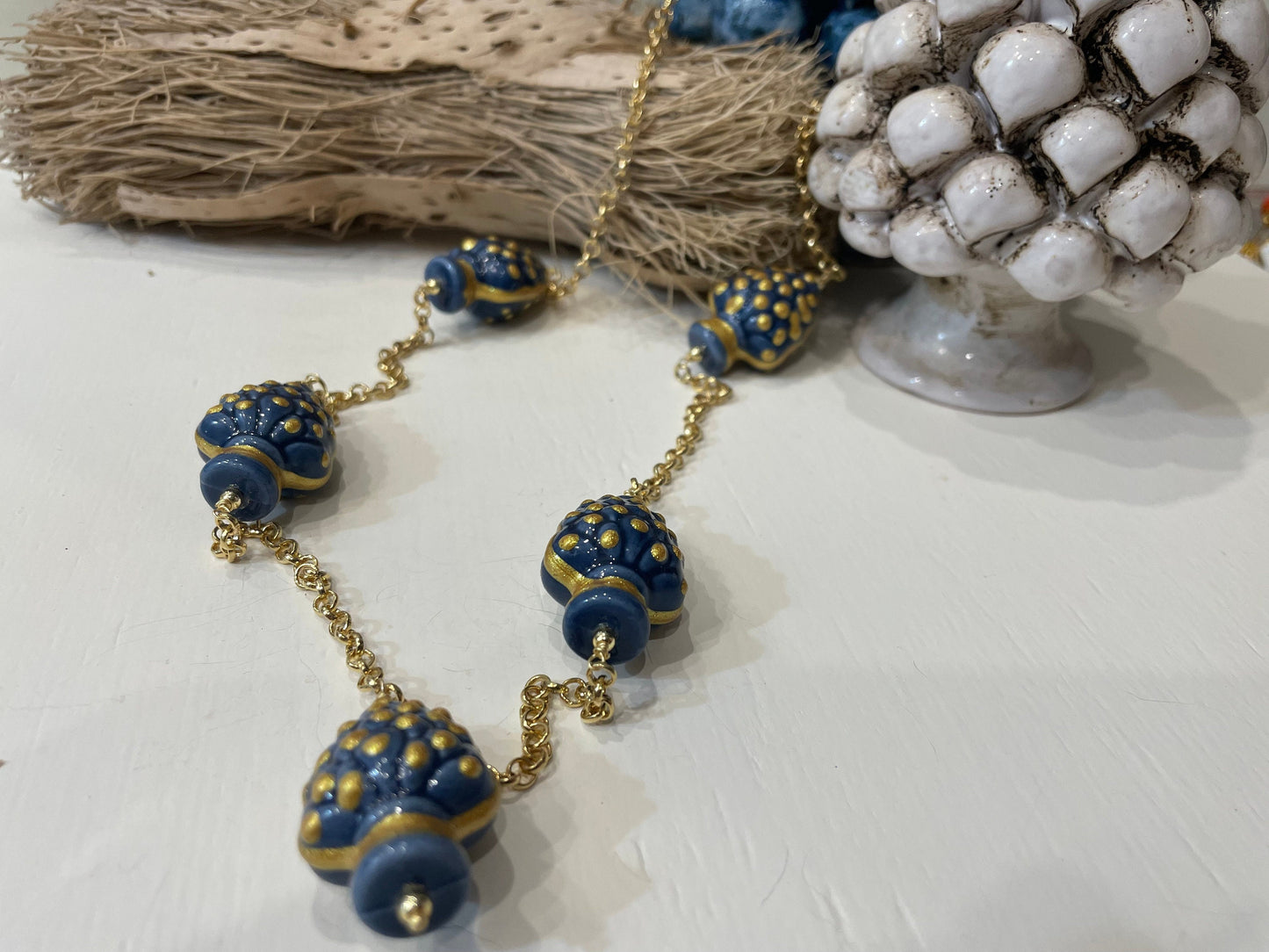 Collana siciliana, catena a maglia rolò e 5 pigne di ceramica di Caltagirone blu. regalo per lei.ç