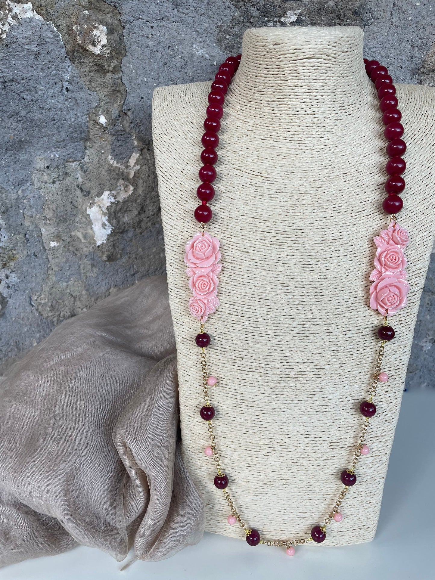 Collana giada rubellite, pasta di corallo rosa, perle di agata rossa.&