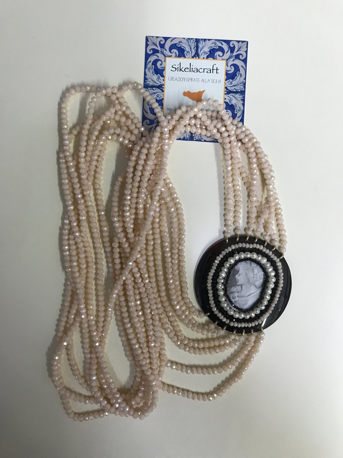 Collana lunga, cristalli colore beige, cammeo autentico sardonico su piastra di corno. regalo per lei.|