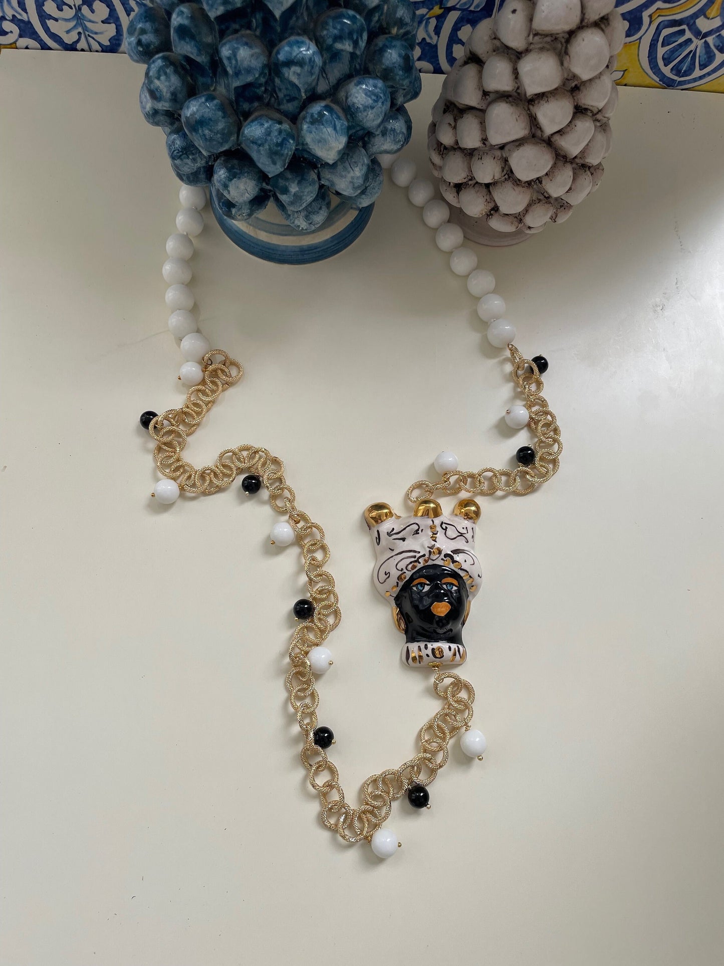 Collana siciliana con testa di moro in ceramica di Caltagirone, bianca e nera, agata bianca e onice. regalo per lei.ç