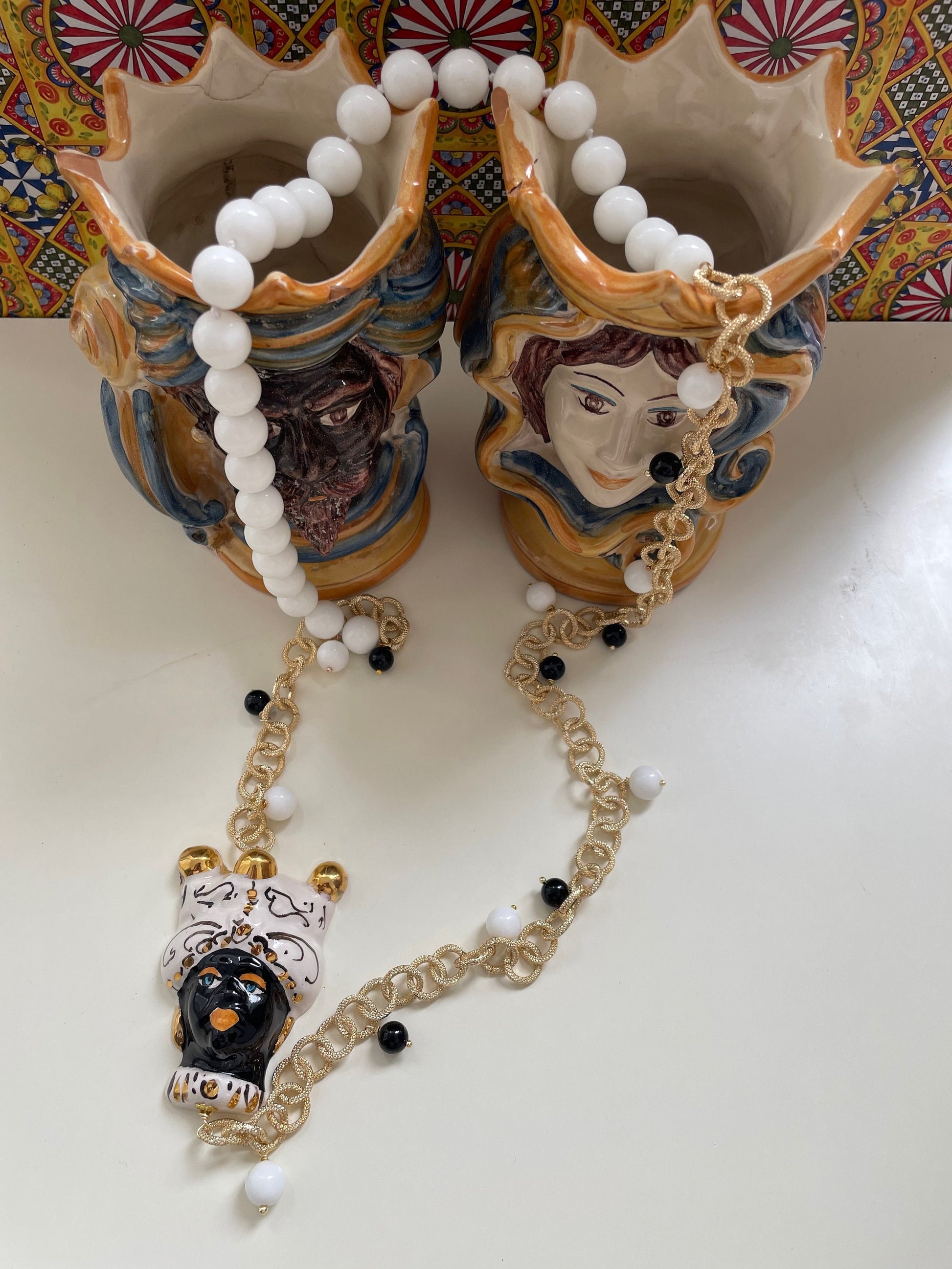 Collana siciliana con testa di moro in ceramica di Caltagirone, bianca e nera, agata bianca e onice. regalo per lei.ç