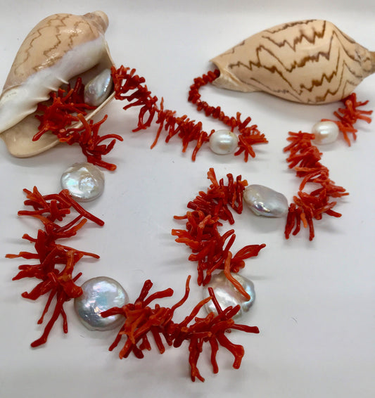 Collana siciliana con filo di rami di corallo rosso e perle barocche piatte. regalo per lei.ç