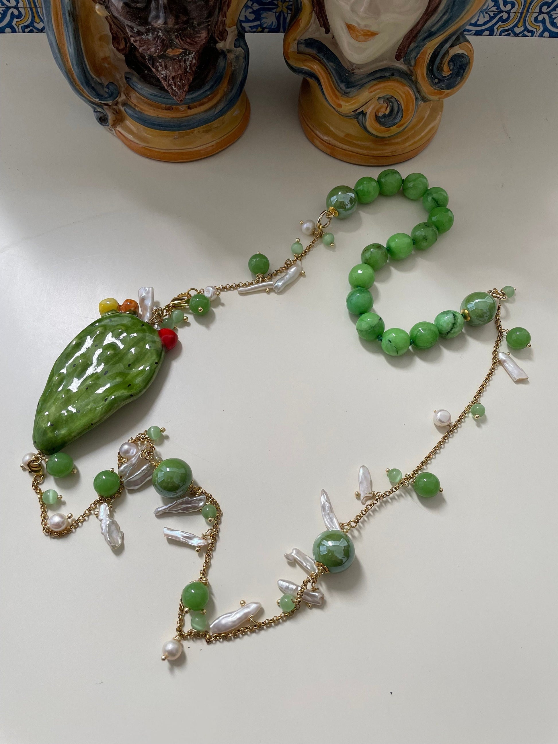 Collana pietre dure, collana composita, agata verde, perle scaramazze, Fico d'India in ceramica di Caltagirone. regalo per lei.ç