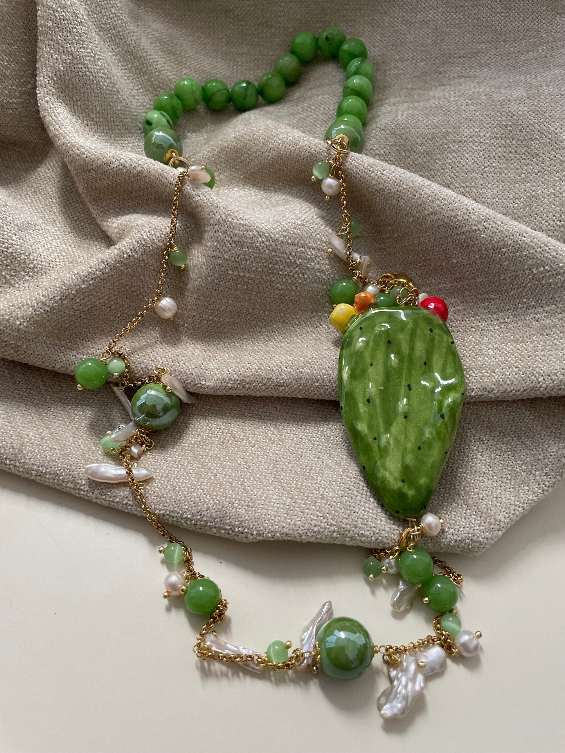 Collana pietre dure, collana composita, agata verde, perle scaramazze, Fico d'India in ceramica di Caltagirone. regalo per lei.ç