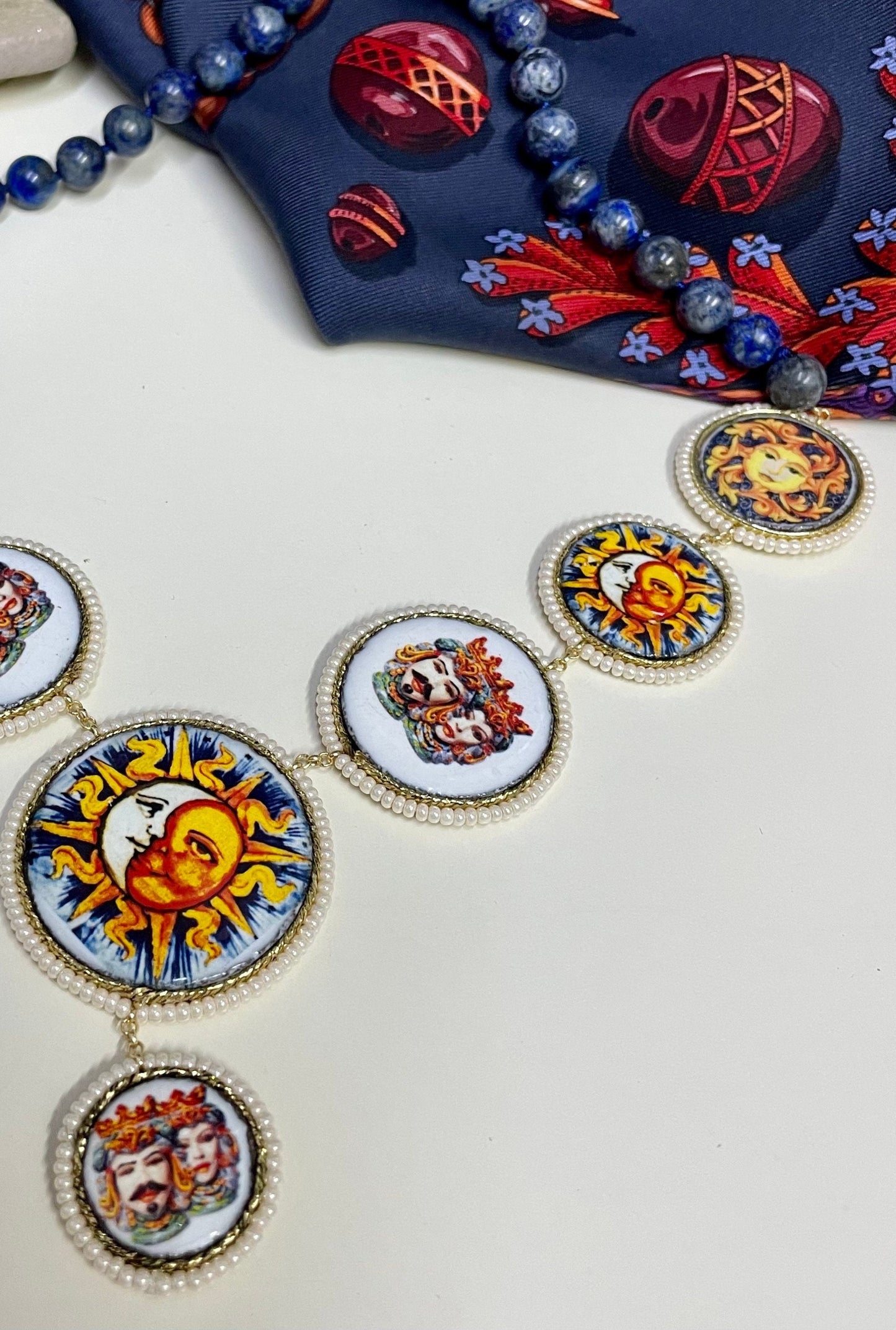 Collana siciliana con filo di lapslazzuli e mattonelle in ceramica di Caltagirone.!