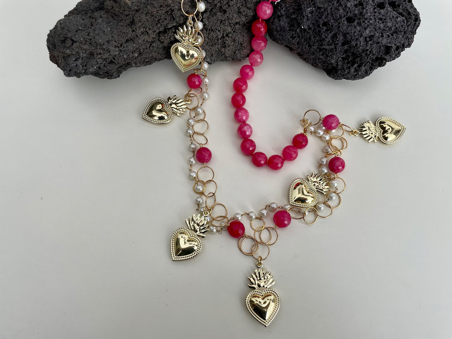 Collana lunga, agata rosa, catena acciaio, catena rosario perle, cuori sacri.=