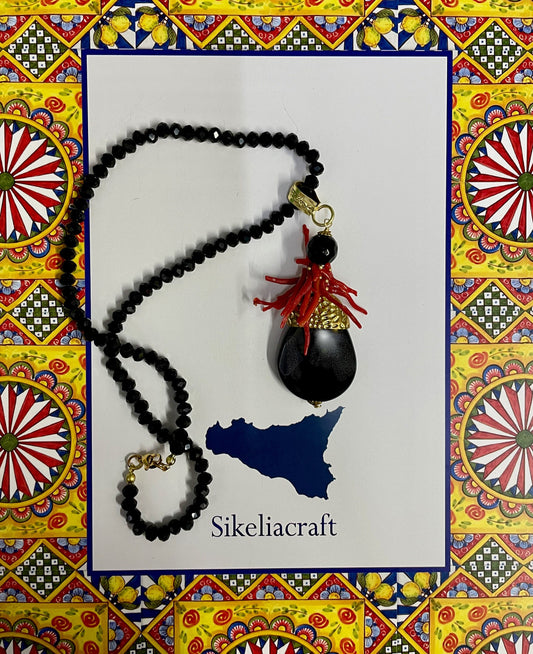 Collana con ciondolo onice, filo cristalli neri, corallo autentico di Trapani.&