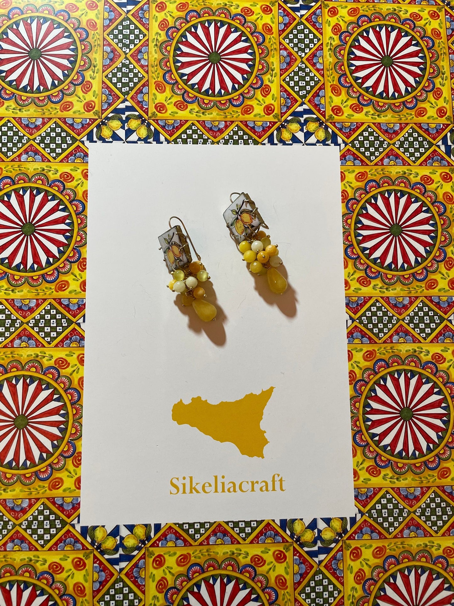 Orecchini pendenti, struttura argento 925, mattonella ceramica di Caltagirone, grappolo di perle di agata gialla, regalo per lei *