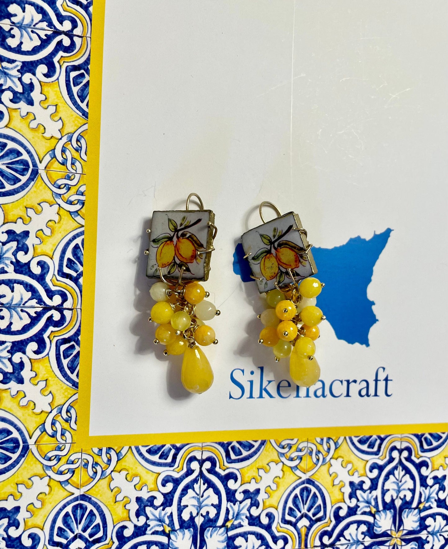 Orecchini pendenti, struttura argento 925, mattonella ceramica di Caltagirone, grappolo di perle di agata gialla, regalo per lei *