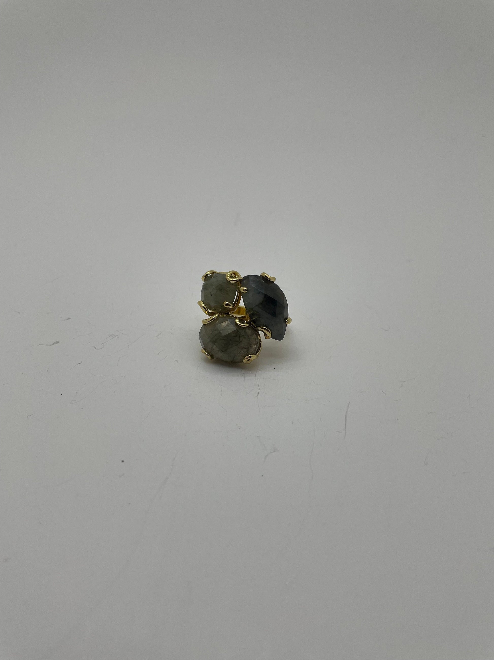 Anello regolabile con struttura in ottone, tre pietre irregolari di labradorite, anello maxi.<