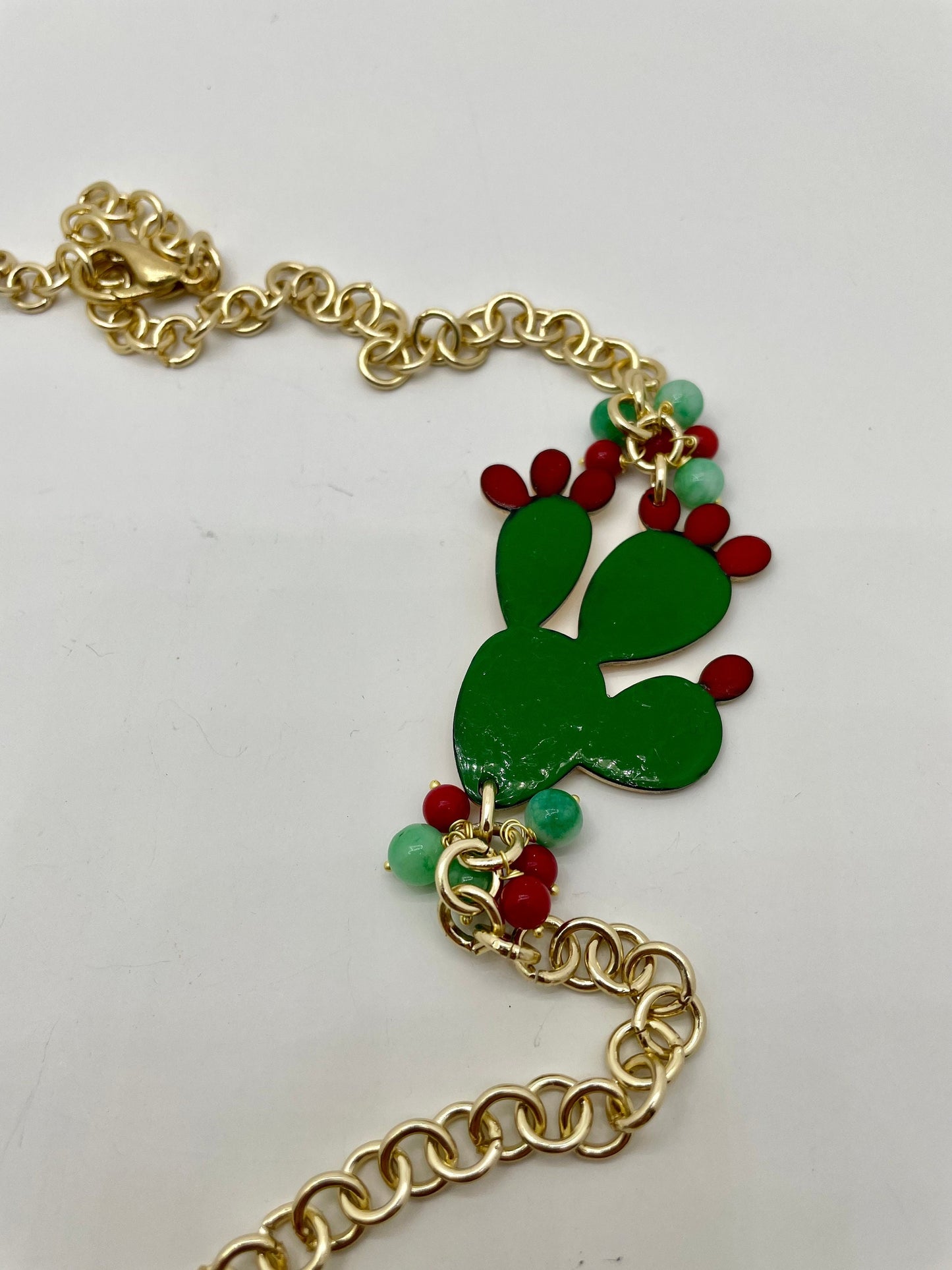 Collana con fico d'india in ottone, smaltato a mano, perle agata verde e corallo.ç