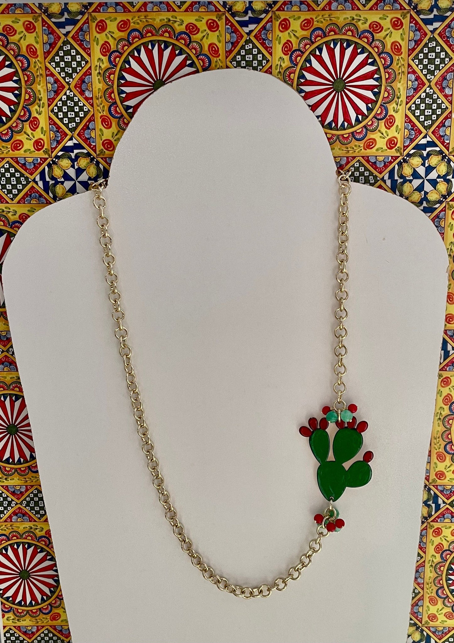 Collana con fico d'india in ottone, smaltato a mano, perle agata verde e corallo.ç